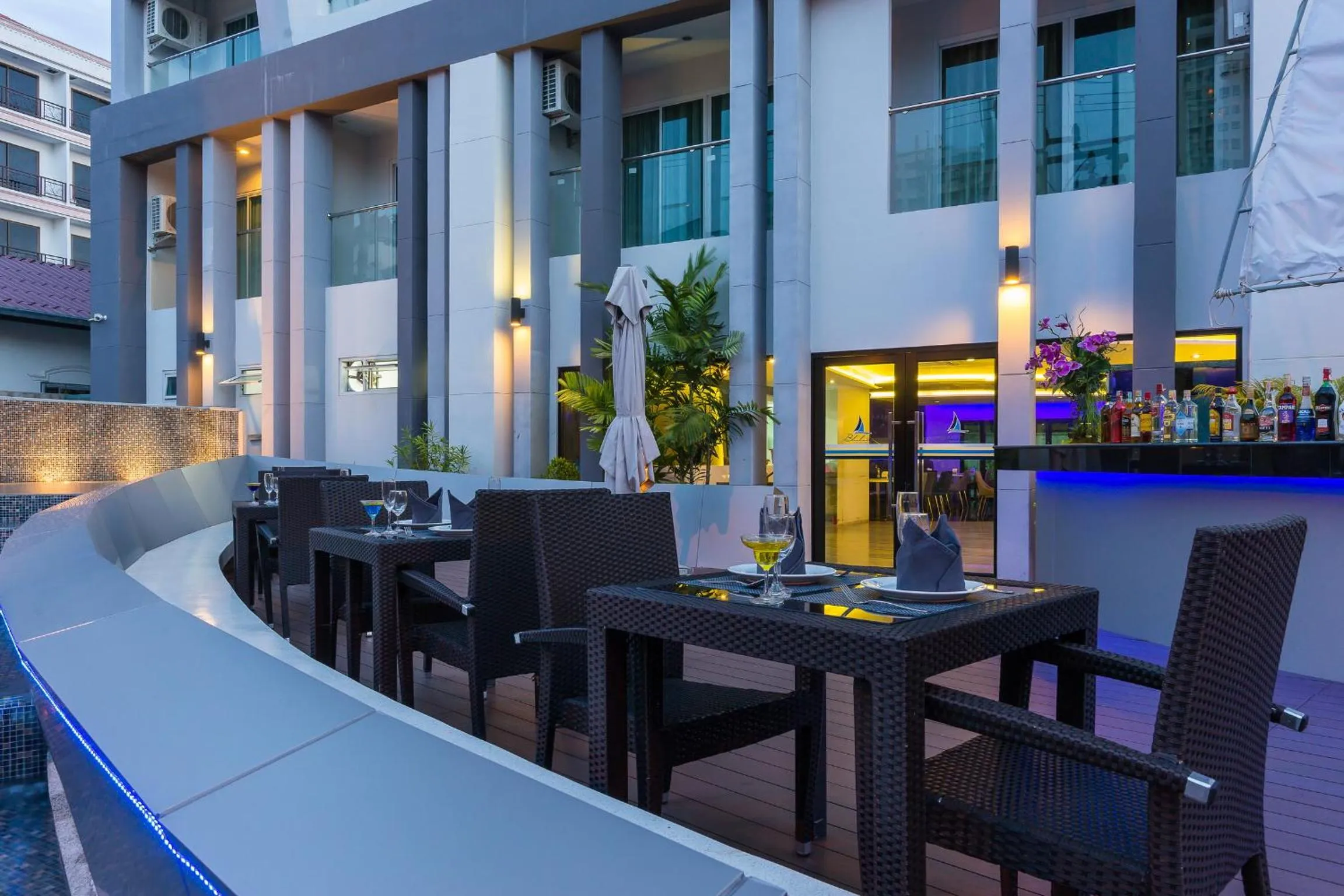 Restaurant/places to eat in Blue Boat Hotel JC