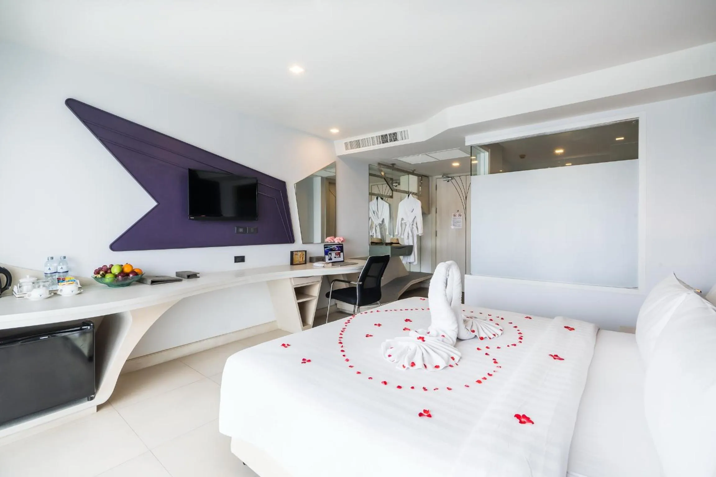 Toilet, Bed in Blue Boat Hotel JC