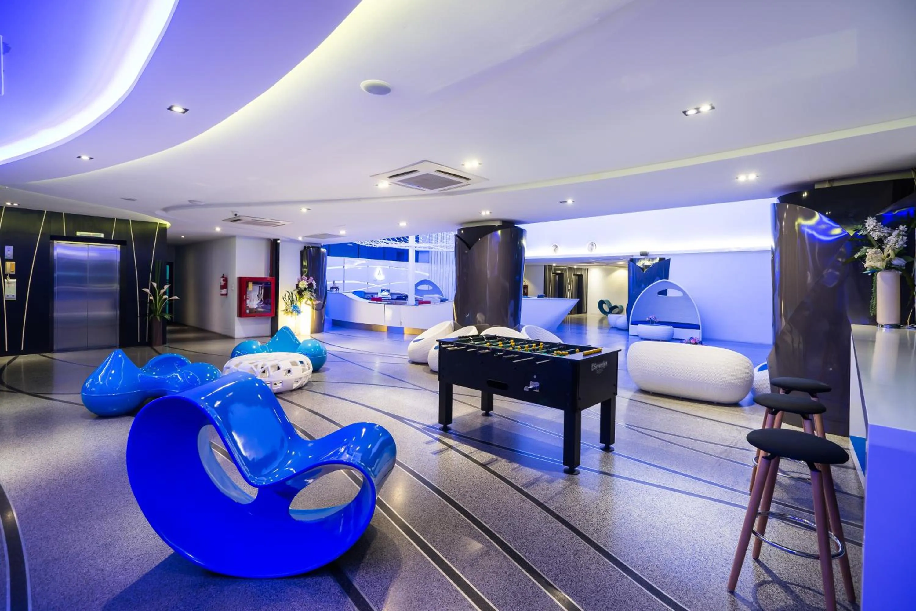 Communal lounge/ TV room, Bed in Blue Boat Hotel JC