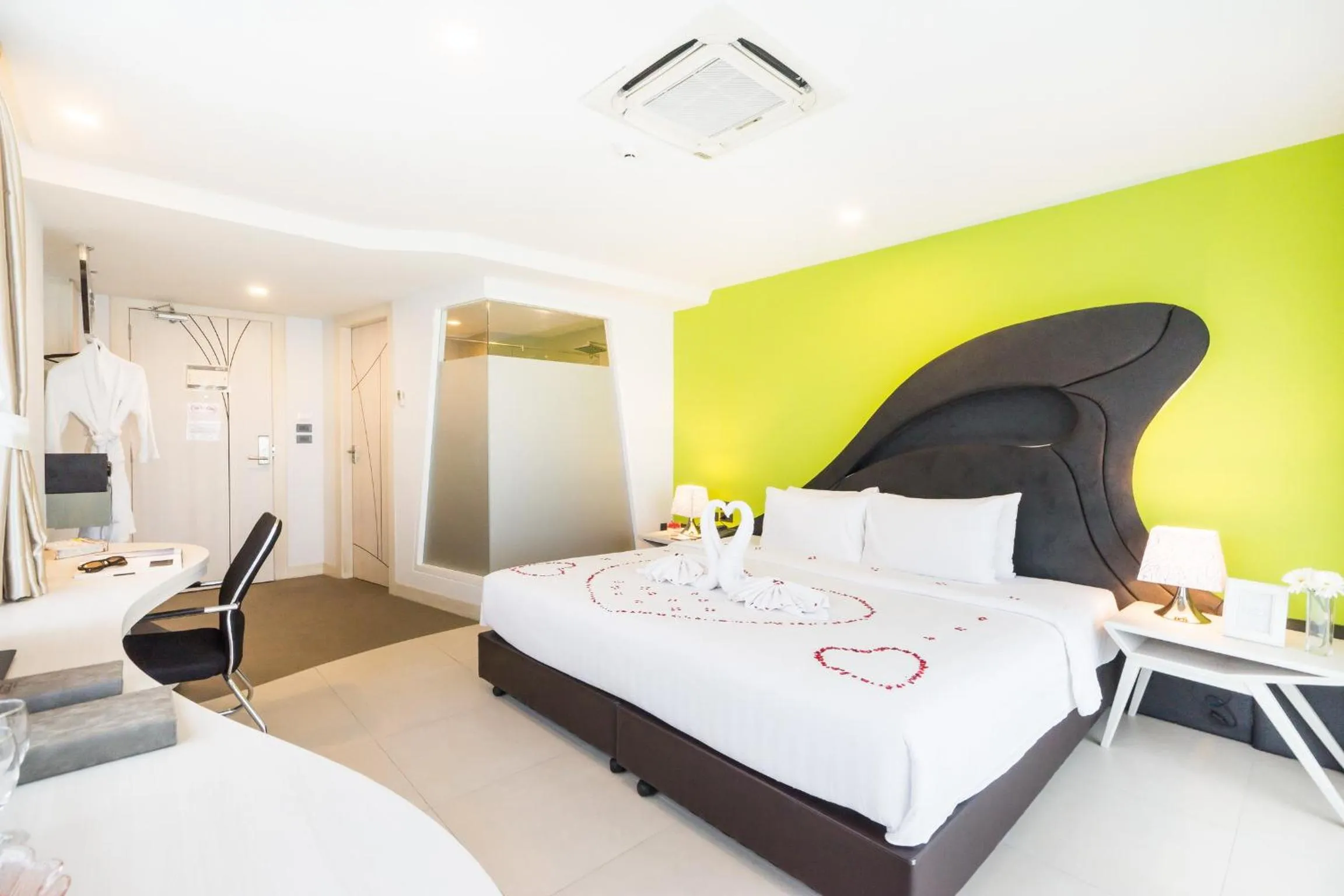 Shower, Bed in Blue Boat Hotel JC