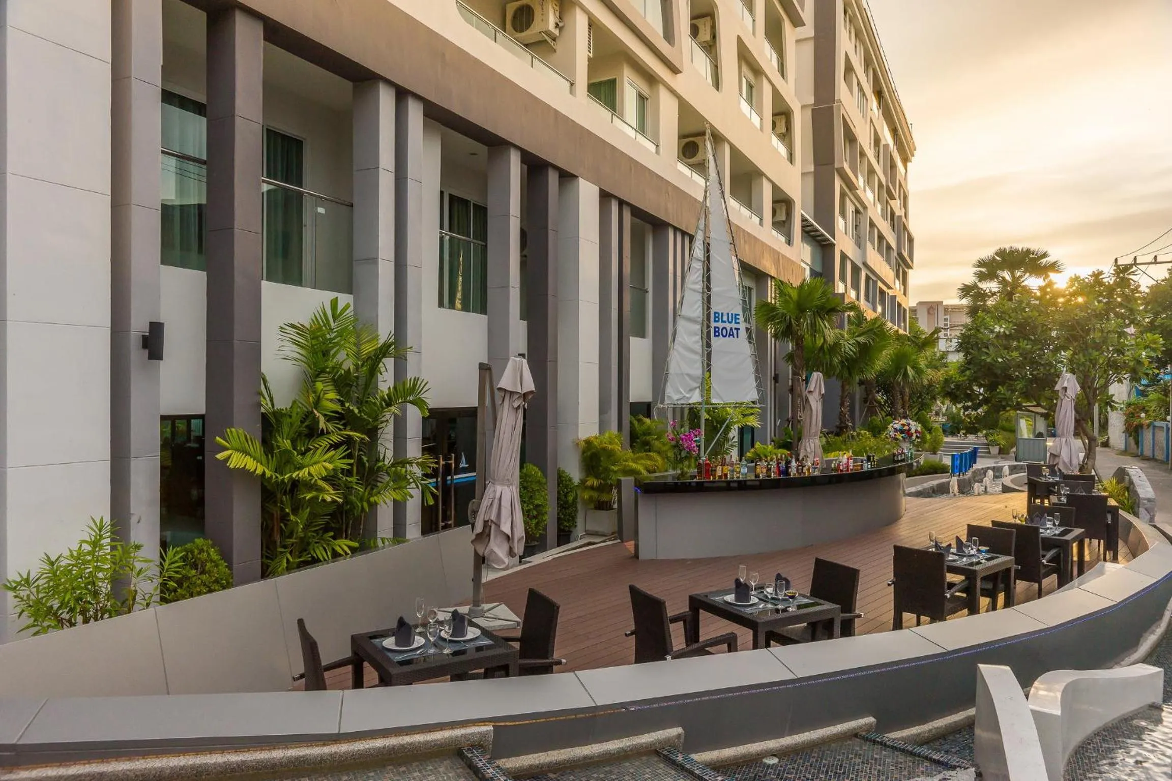 Restaurant/places to eat in Blue Boat Hotel JC