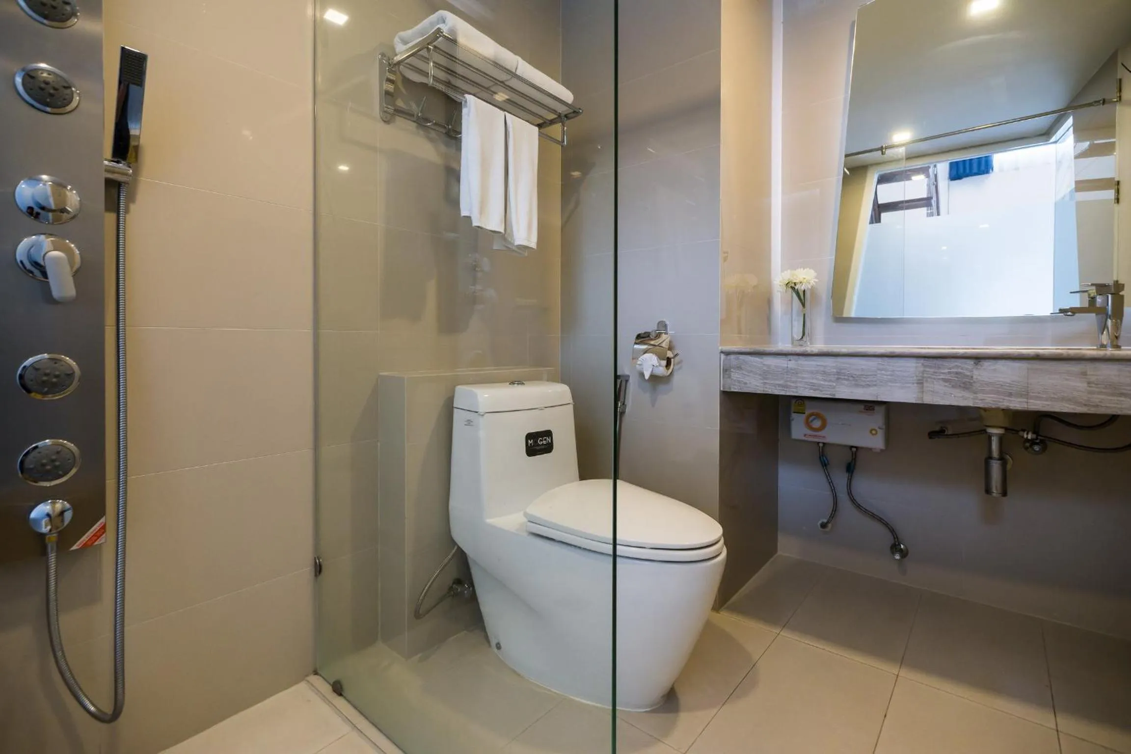 Shower in Blue Boat Hotel JC