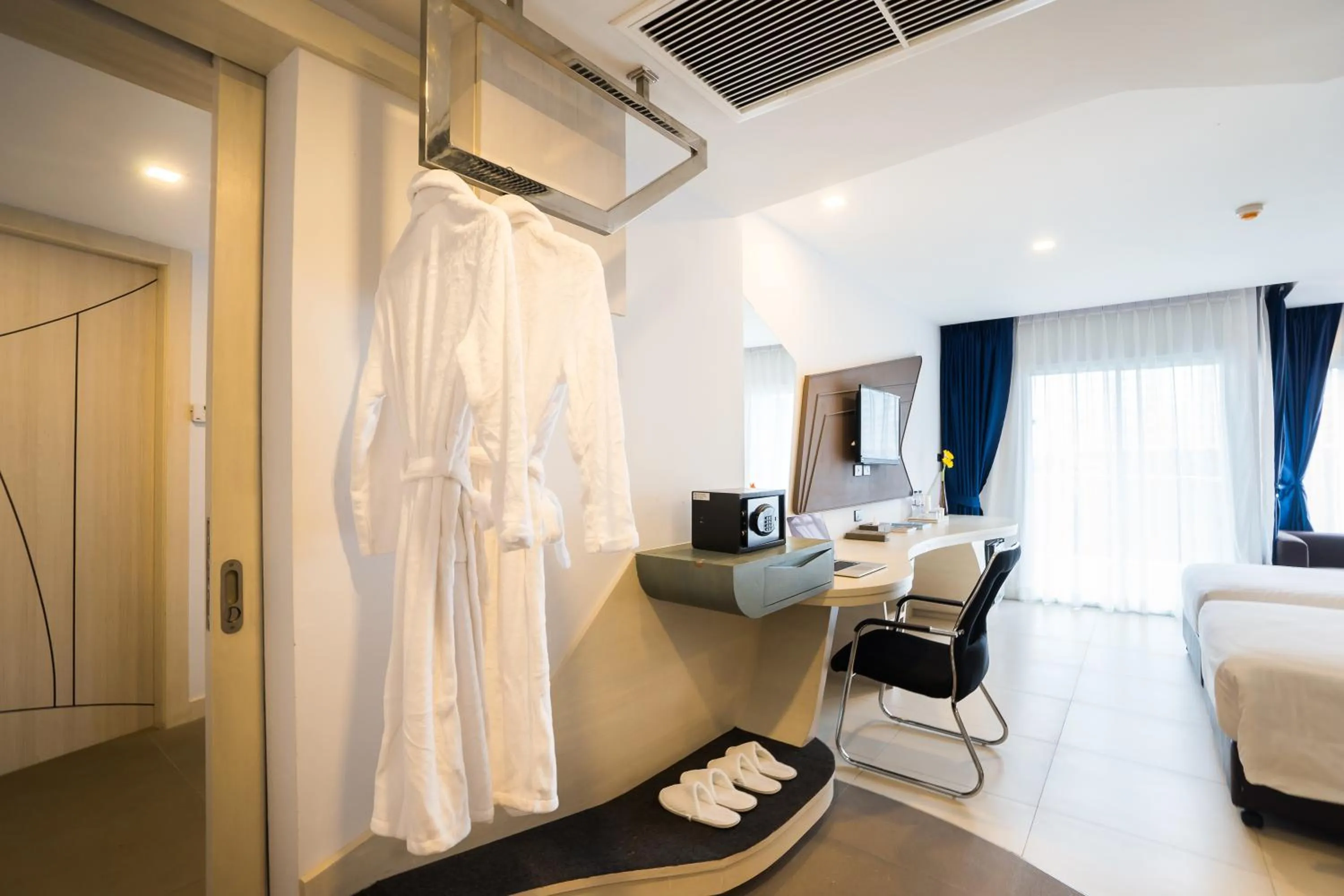 wardrobe, Bed in Blue Boat Hotel JC