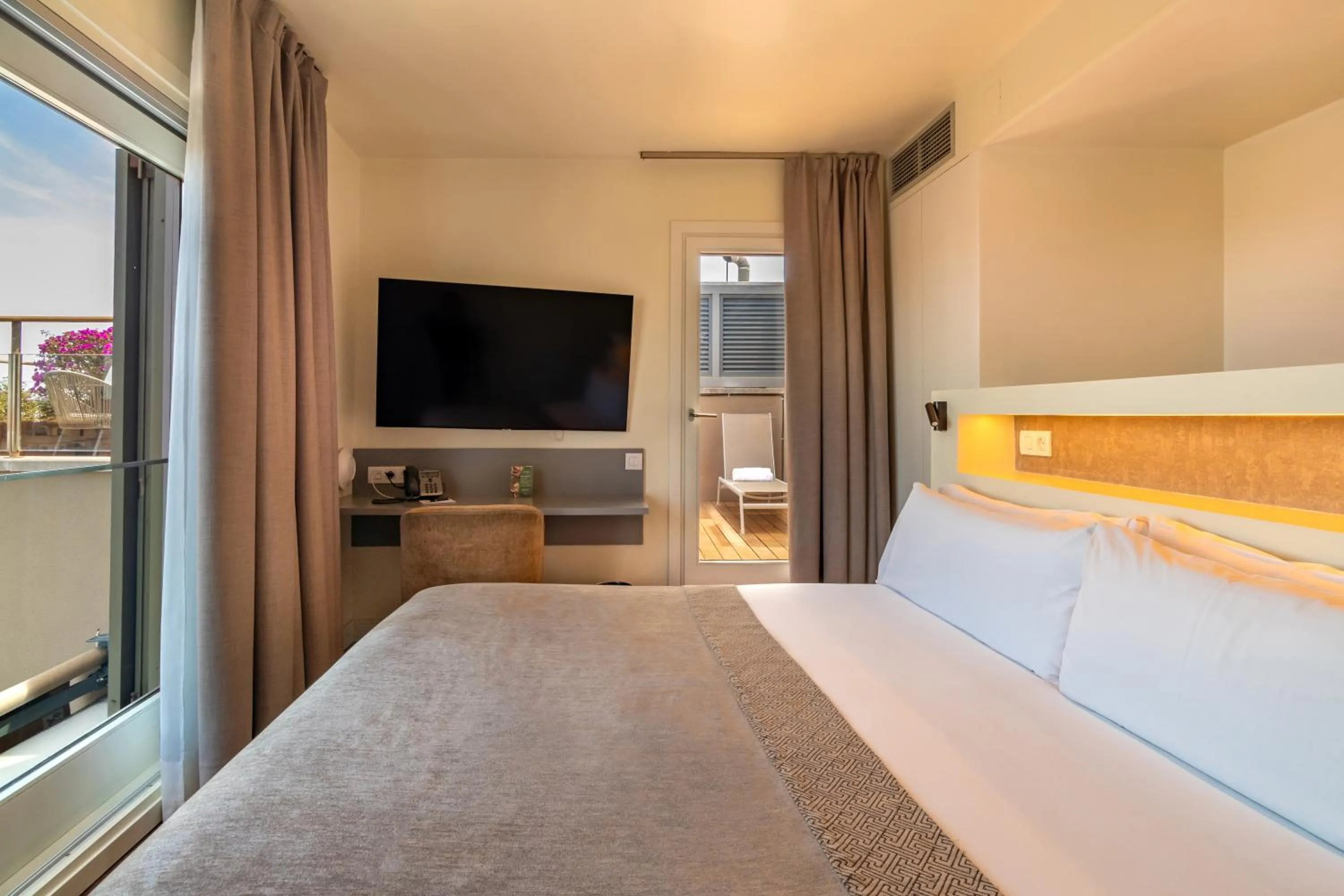 Bed in Duquesa Suites Landmark Hotel by Grup Duquessa