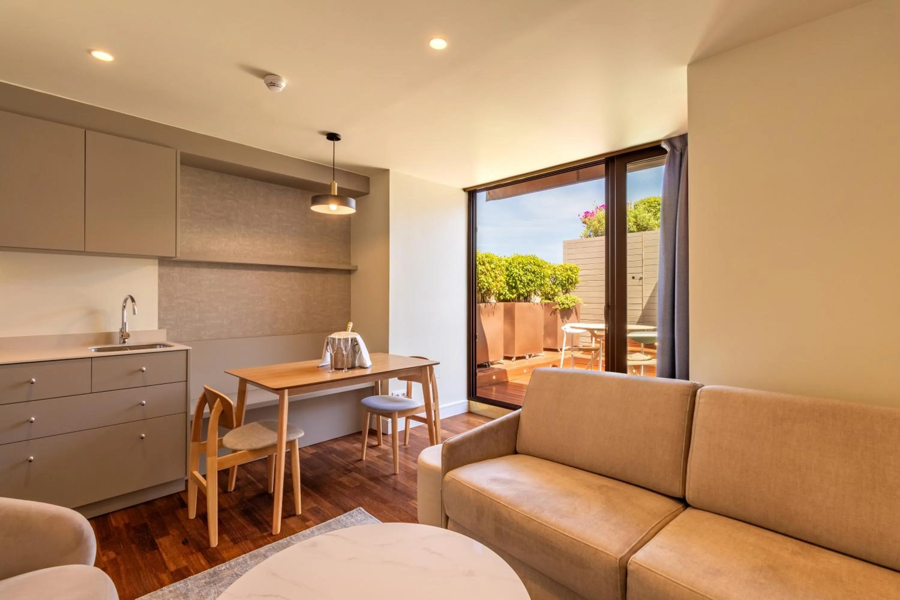 Kitchen or kitchenette in Duquesa Suites Landmark Hotel by Grup Duquessa