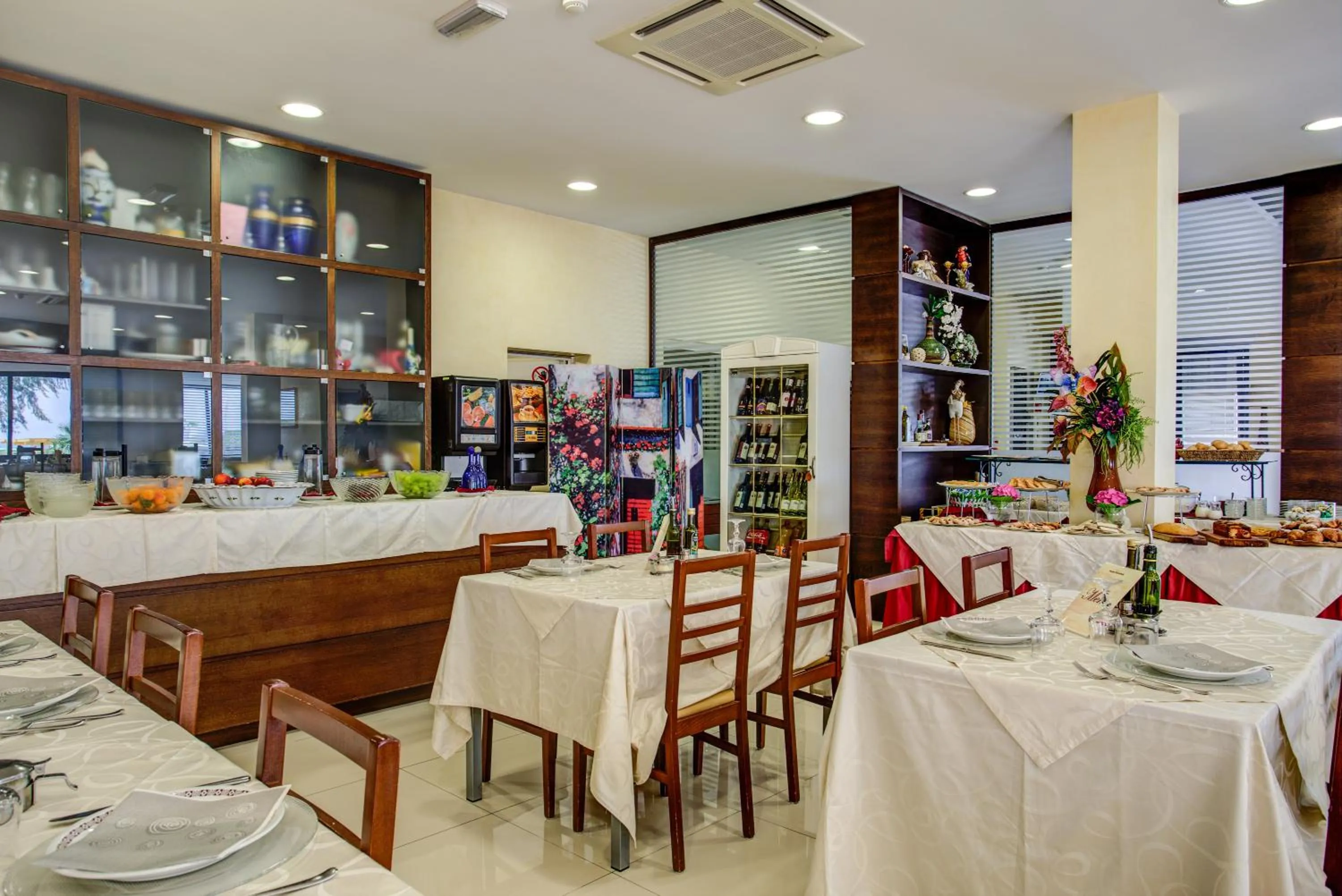 Restaurant/places to eat in Hotel Deanna