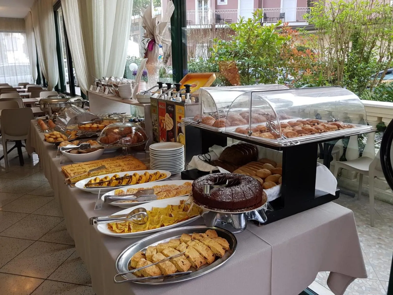 Buffet breakfast in Hotel Boccaccio-free parking-