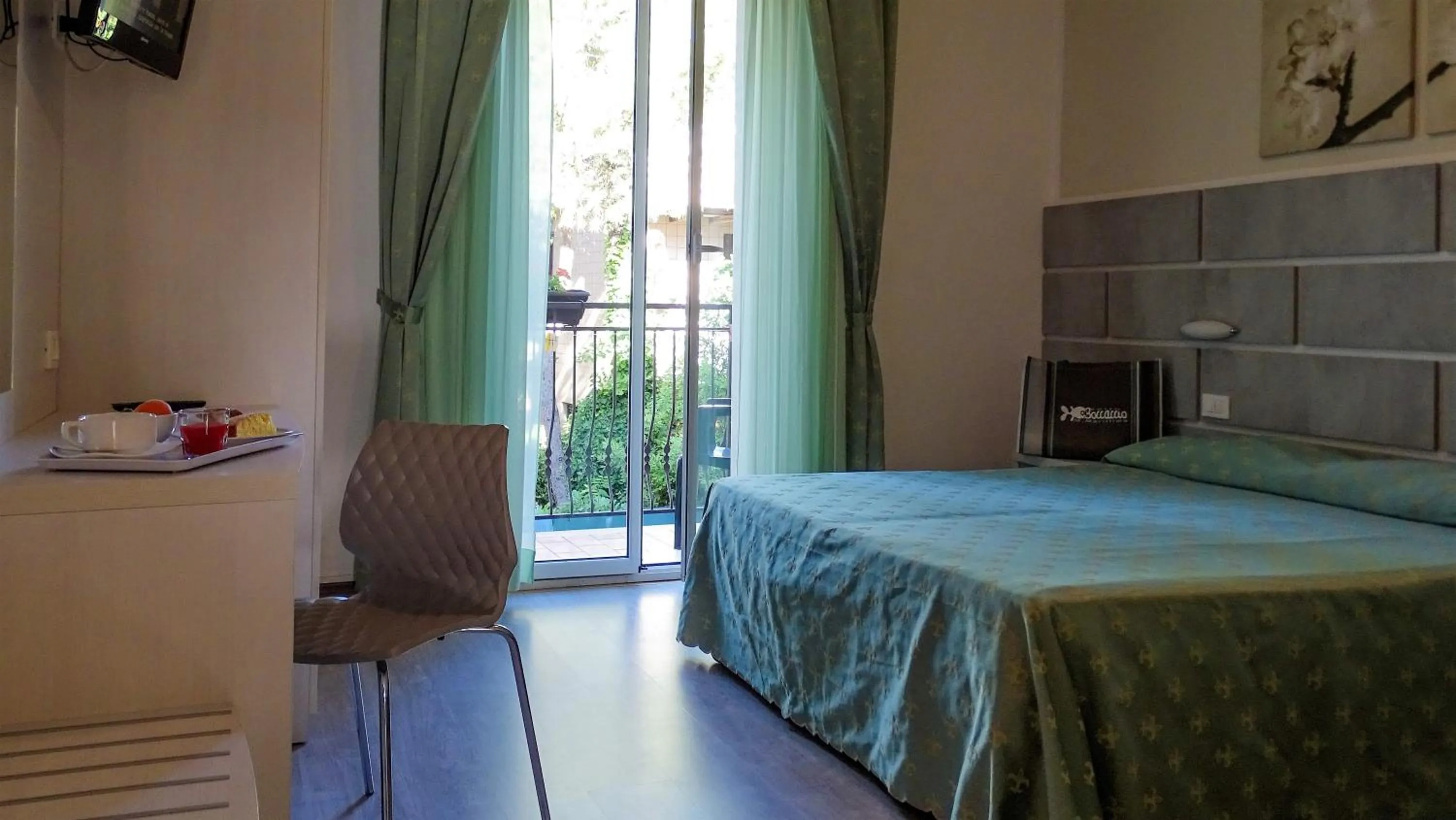 Bed in Hotel Boccaccio-free parking-