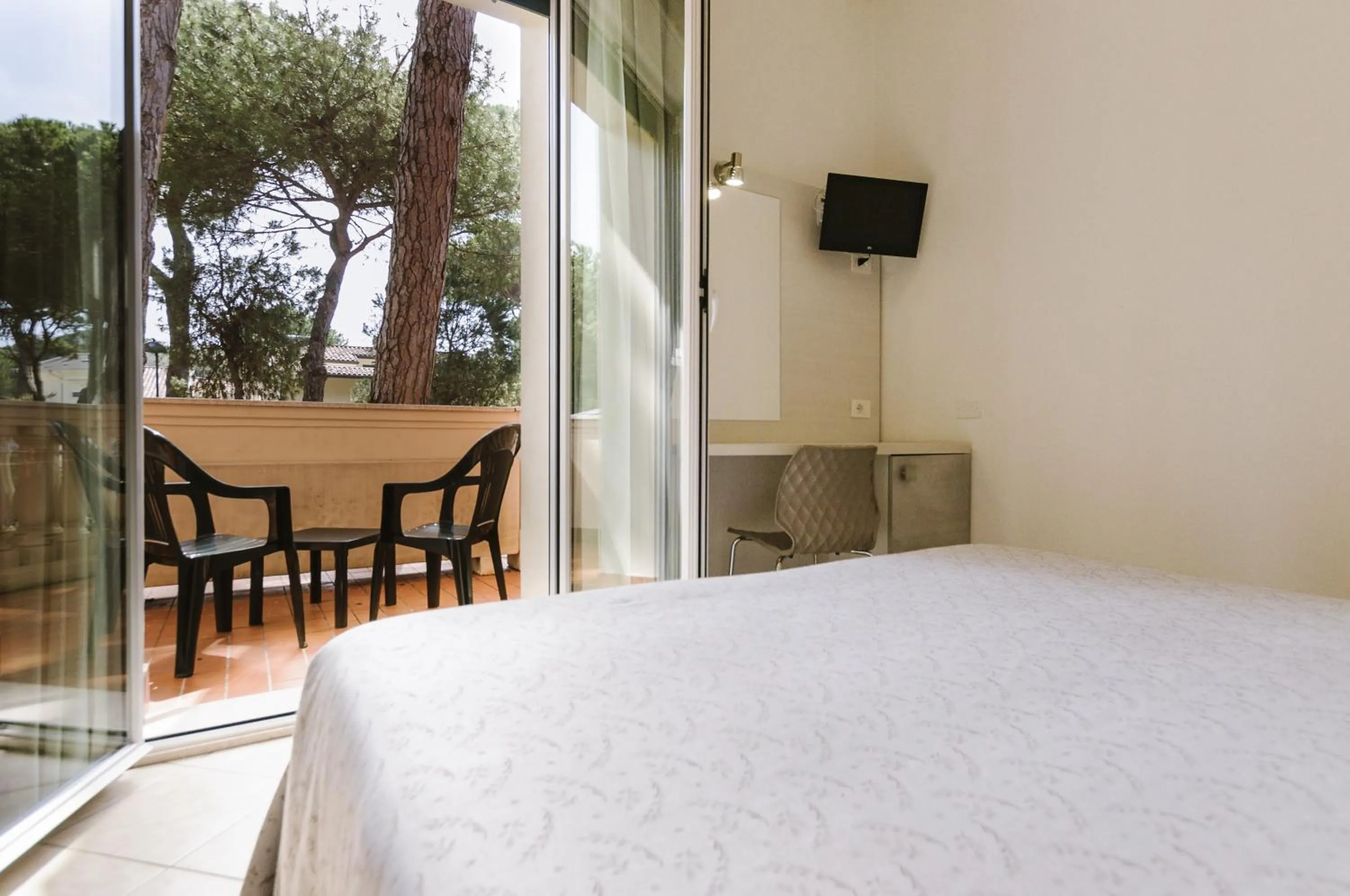Bed in Hotel Boccaccio-free parking-