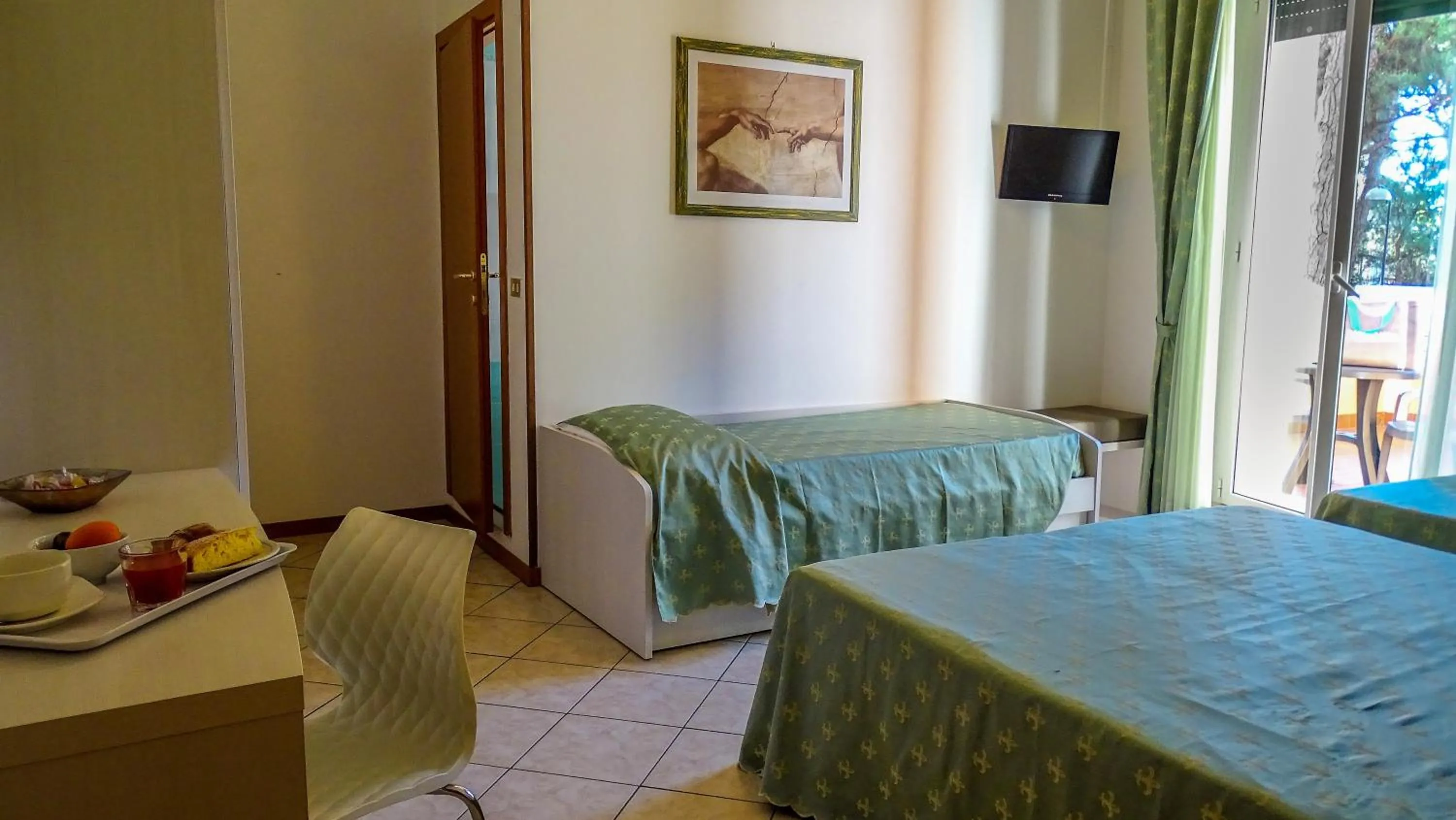 Bed in Hotel Boccaccio-free parking-