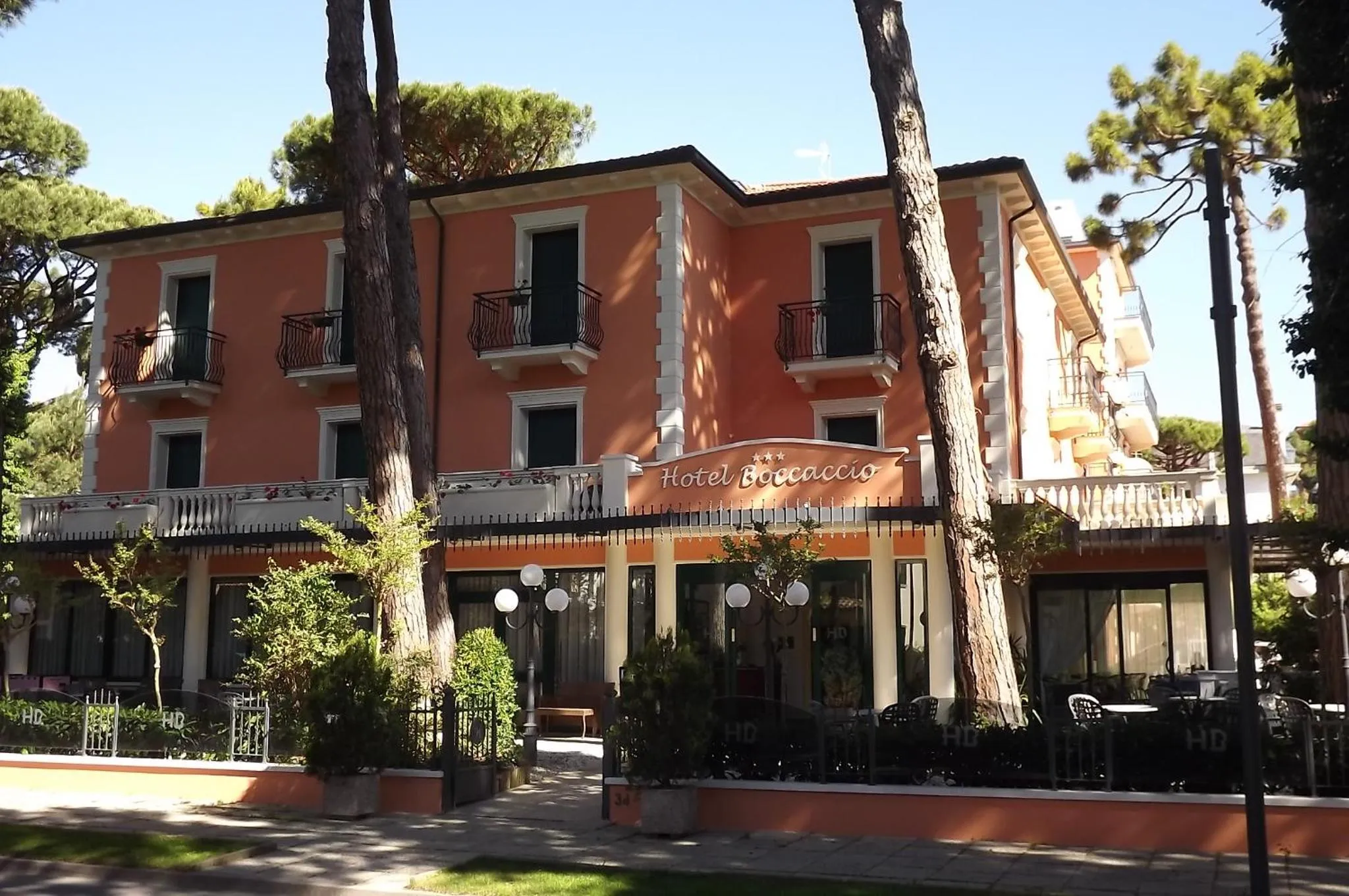 Facade/entrance in Hotel Boccaccio-free parking-