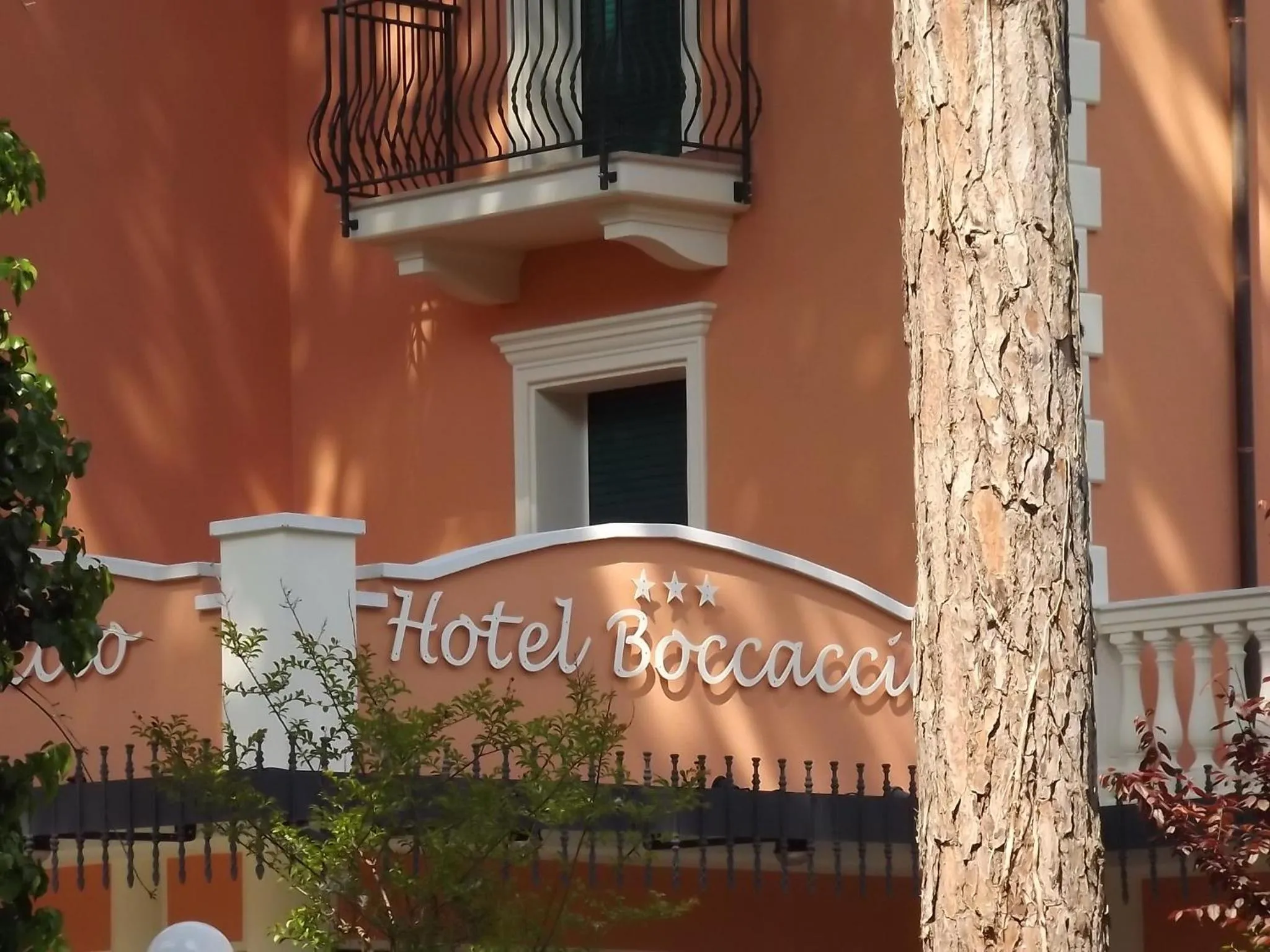 Property building in Hotel Boccaccio-free parking-