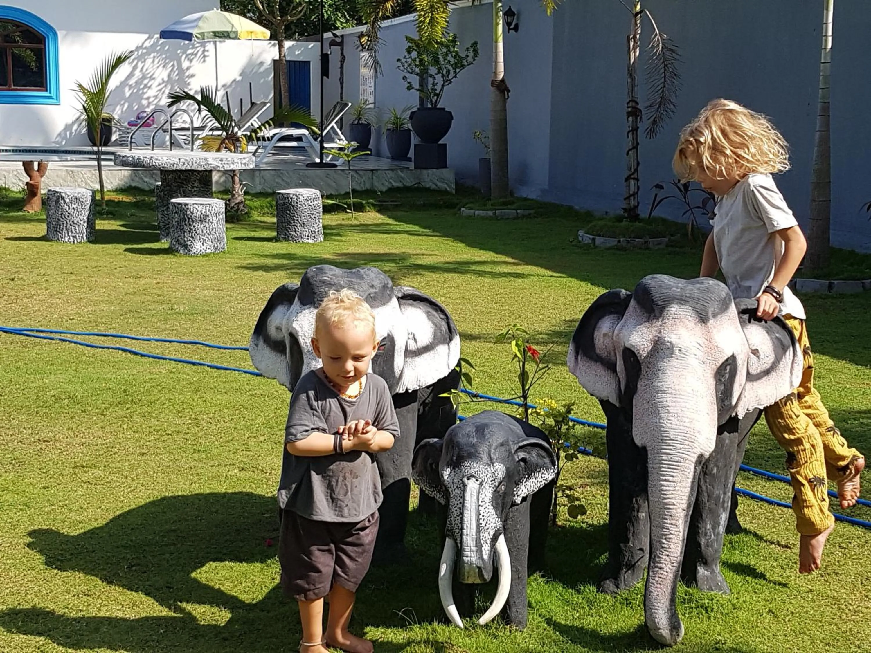 young children in Dhammika Magic Palace