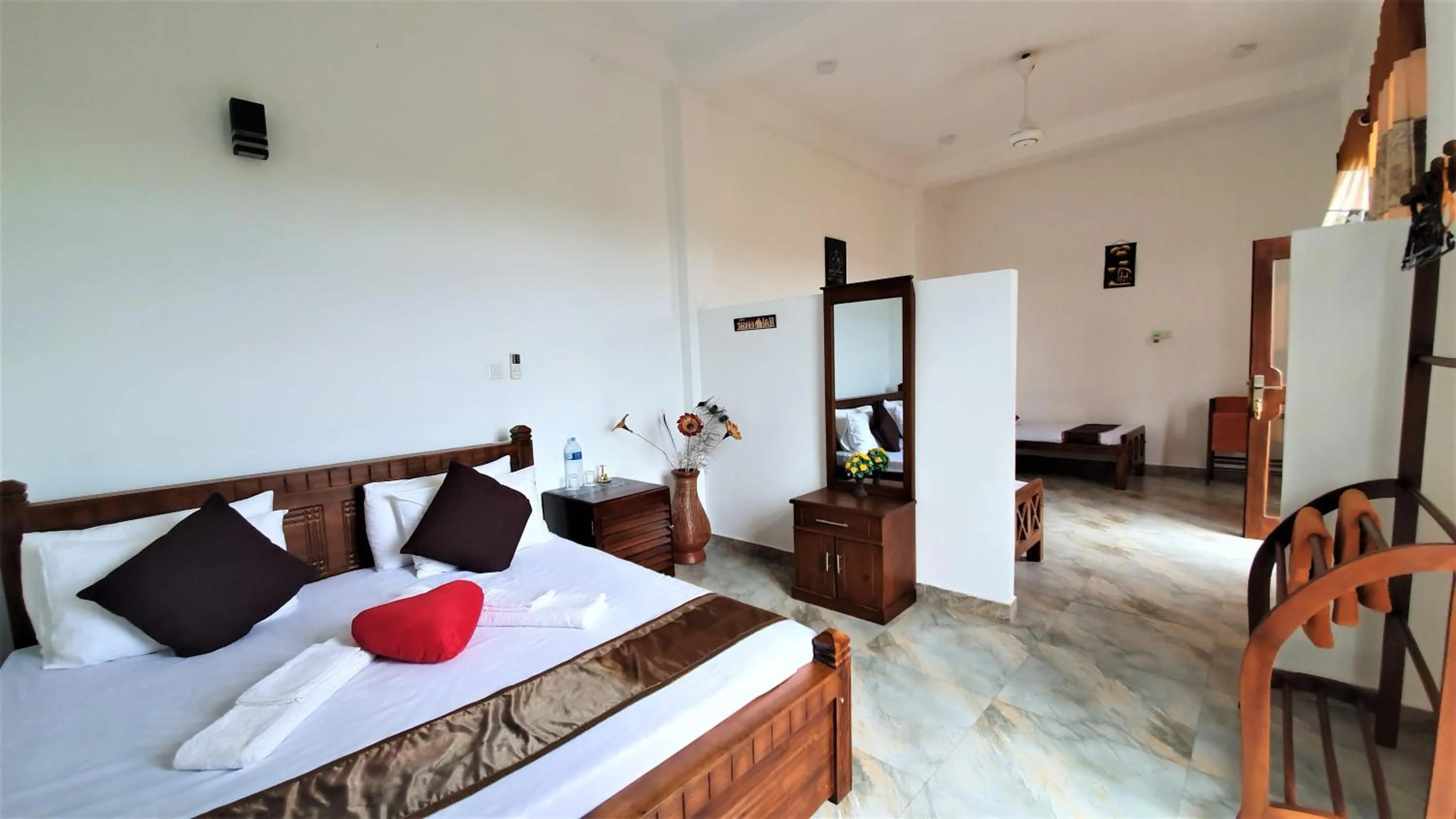 Photo of the whole room, Bed in Dhammika Magic Palace