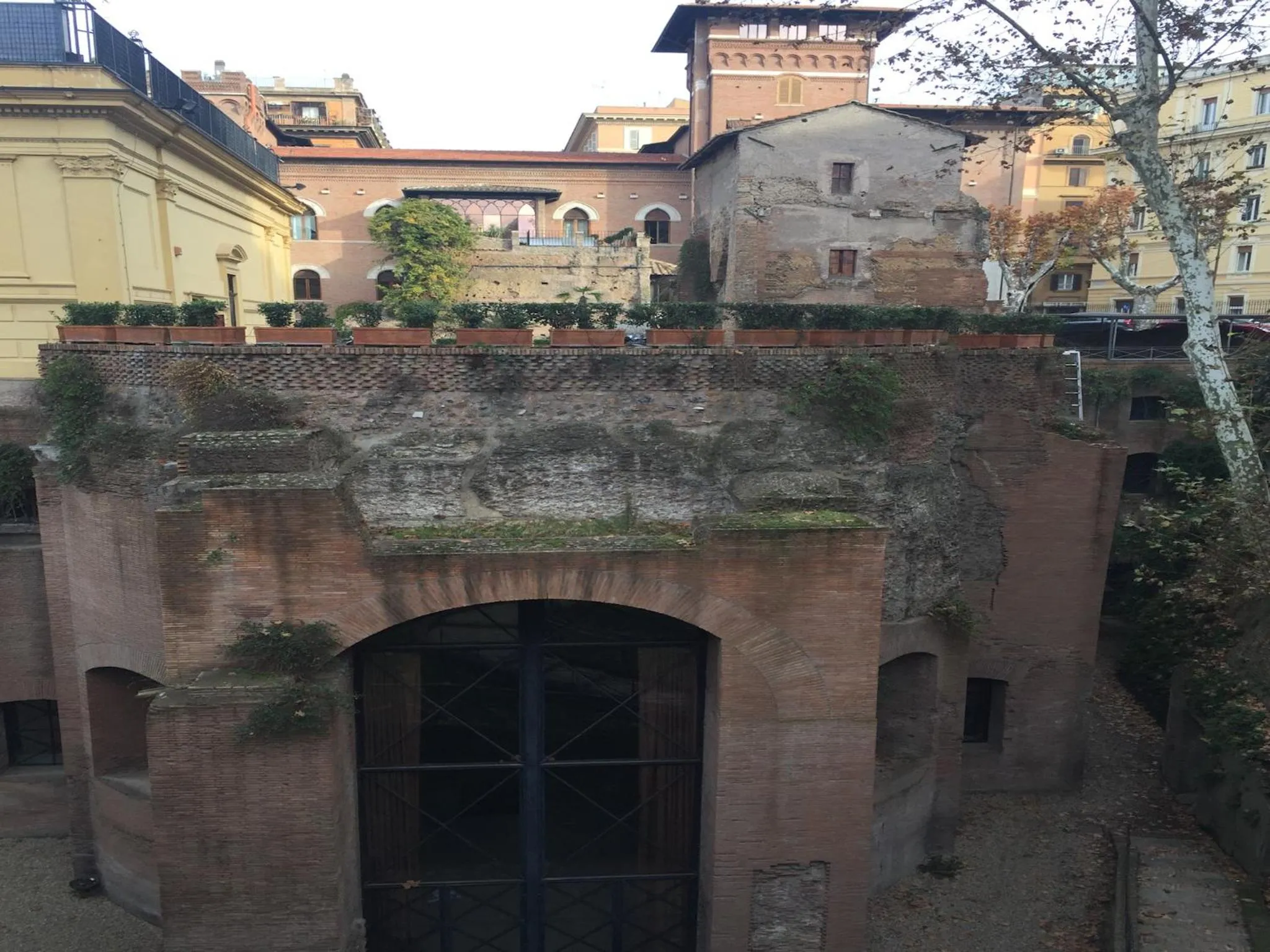 Nearby landmark in Roma 2B