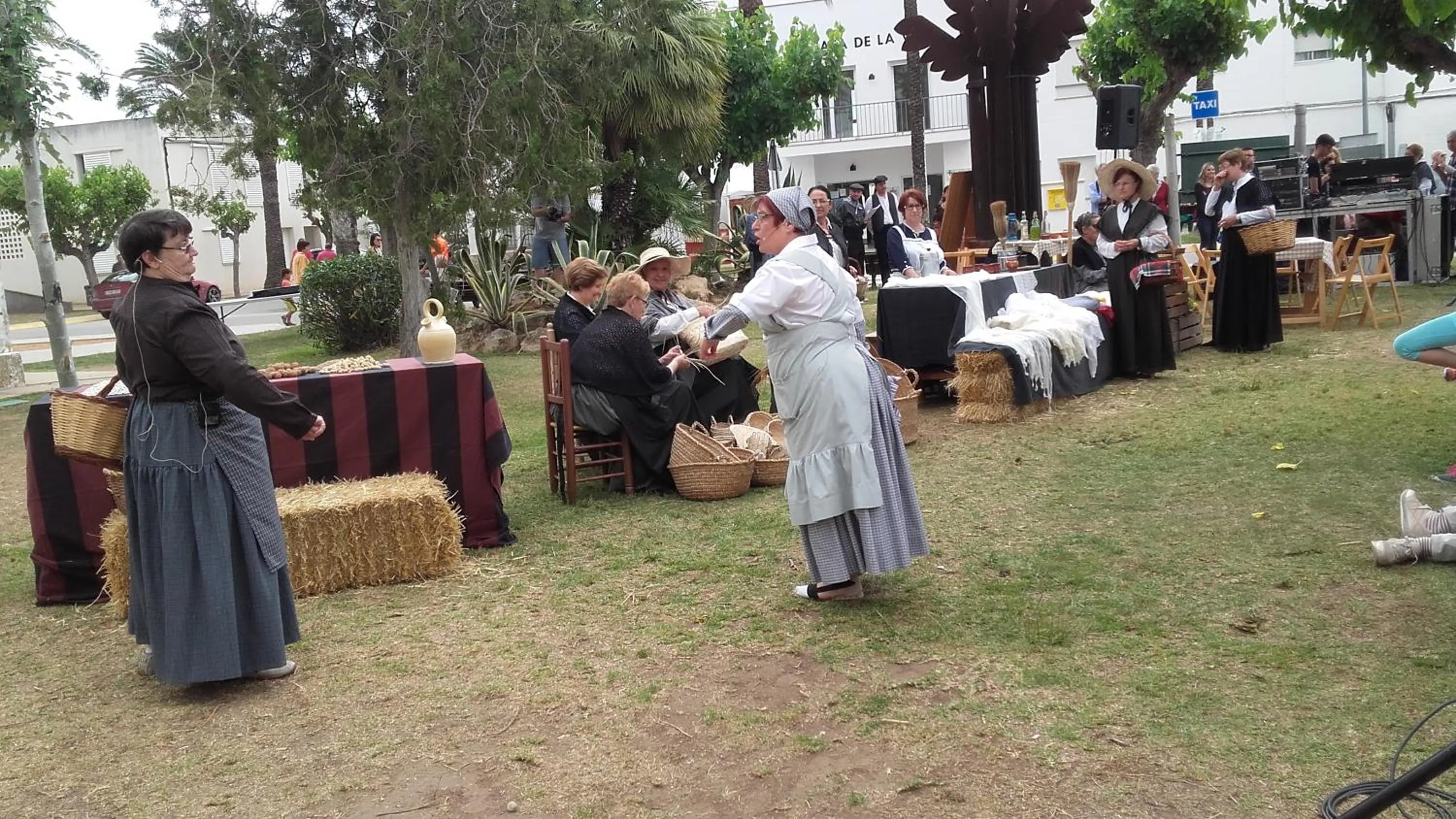 People in La Llar de Laura