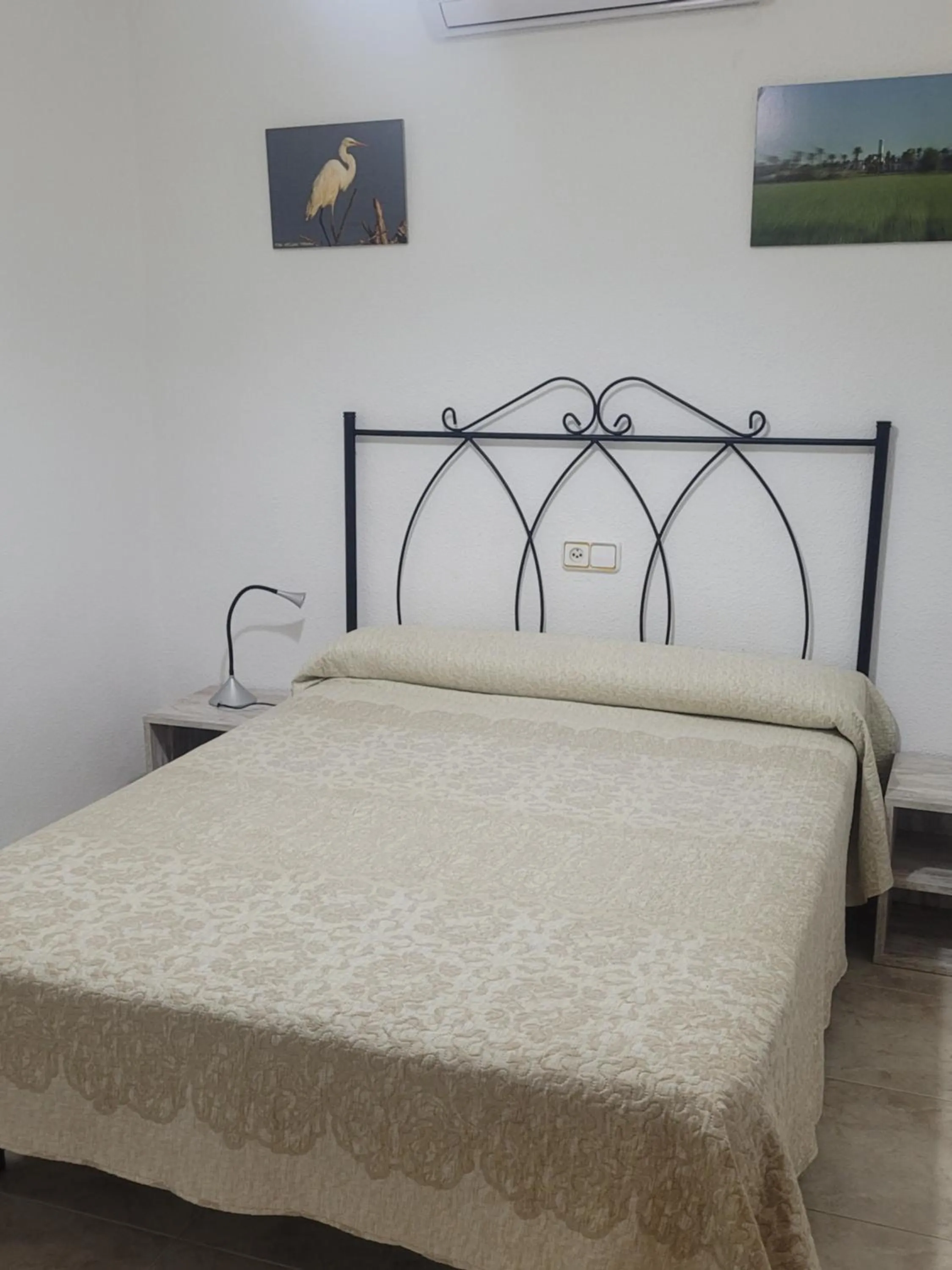 Photo of the whole room, Bed in La Llar de Laura