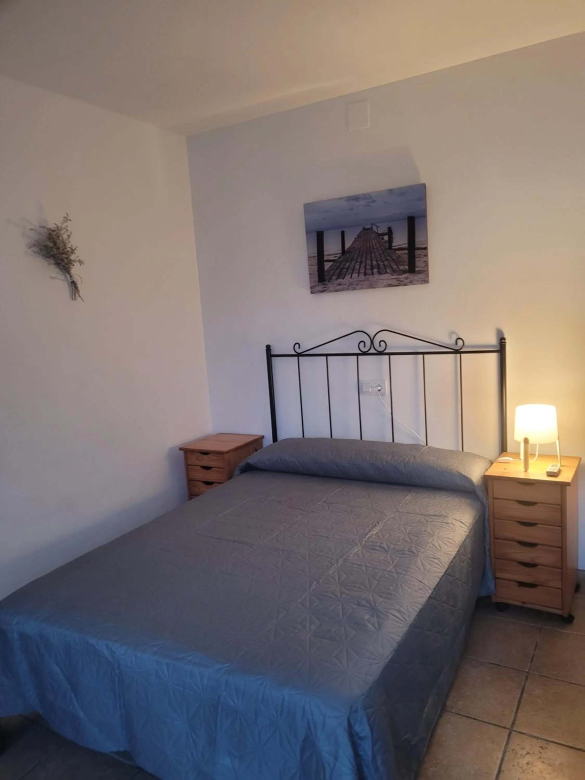 Photo of the whole room, Bed in La Llar de Laura