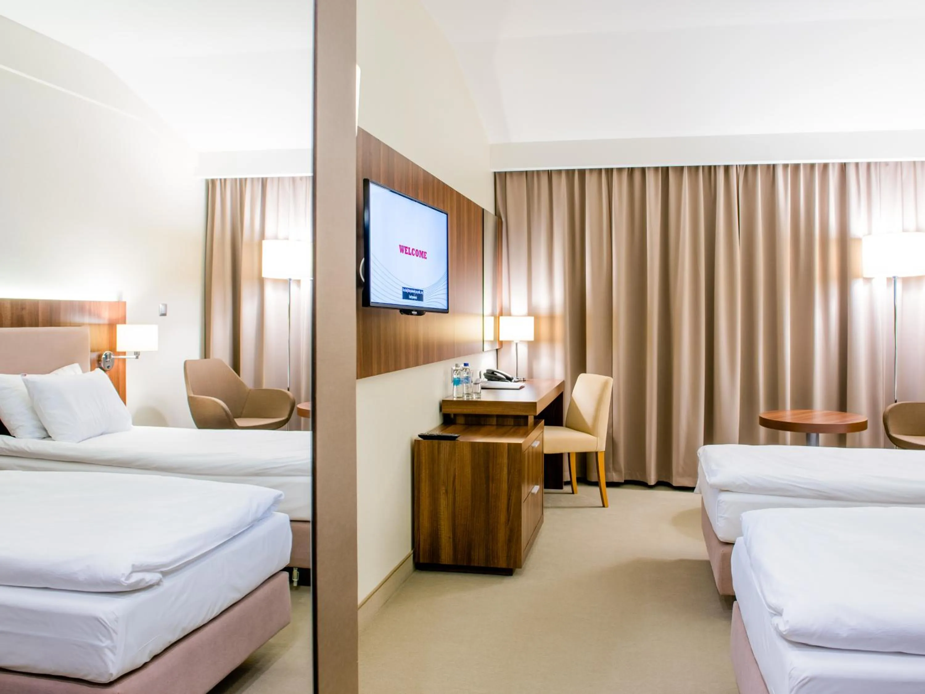 Bed, TV/Entertainment Center in Hotel Kosma