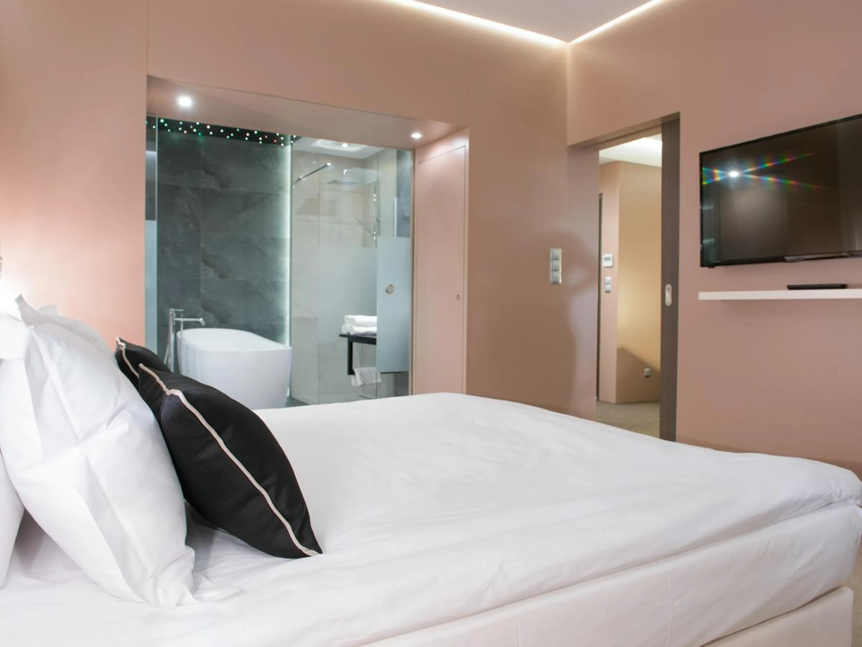 Bed, TV/Entertainment Center in Hotel Kosma