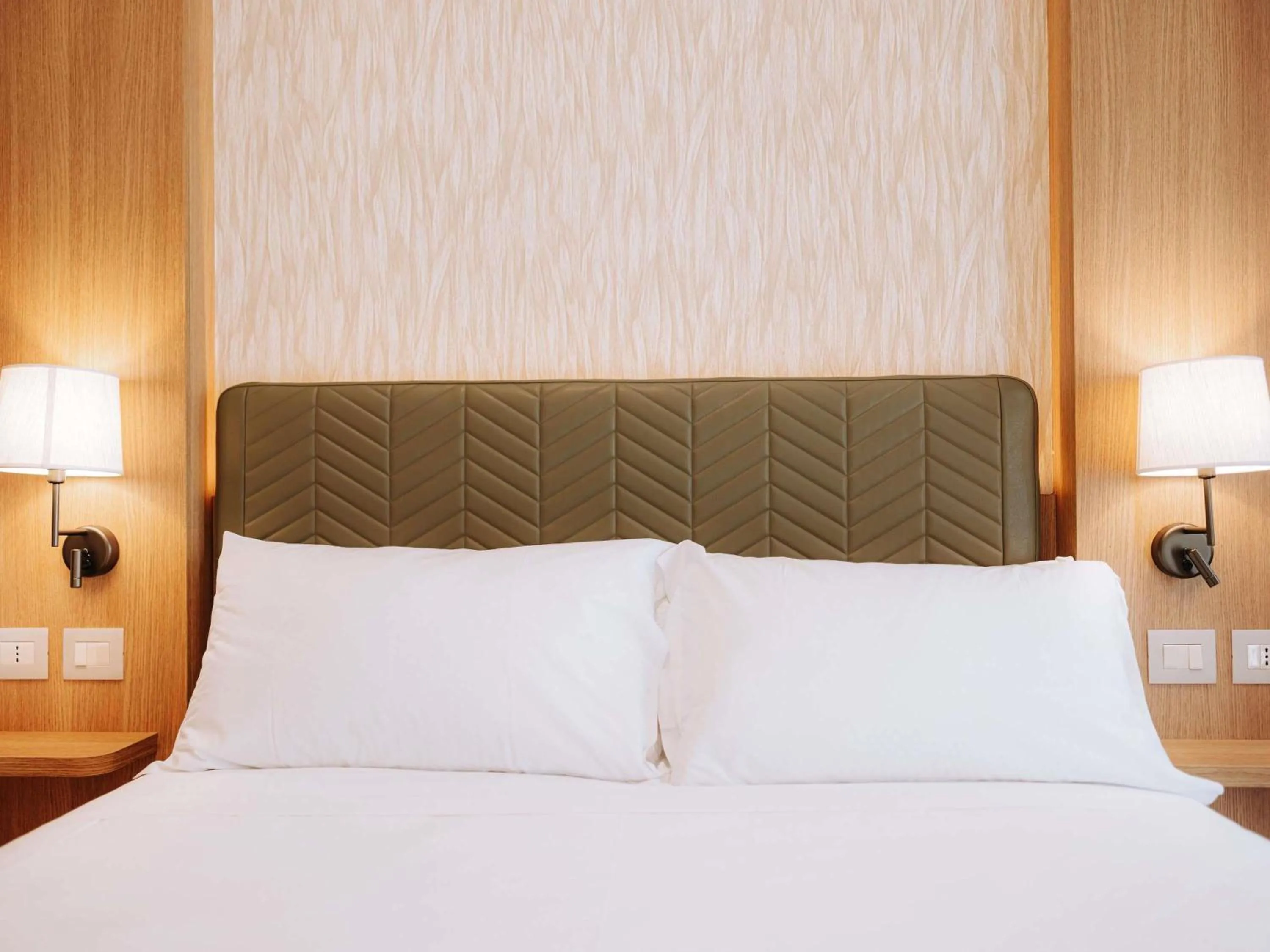 Bedroom, Bed in Mövenpick Hotel Bari