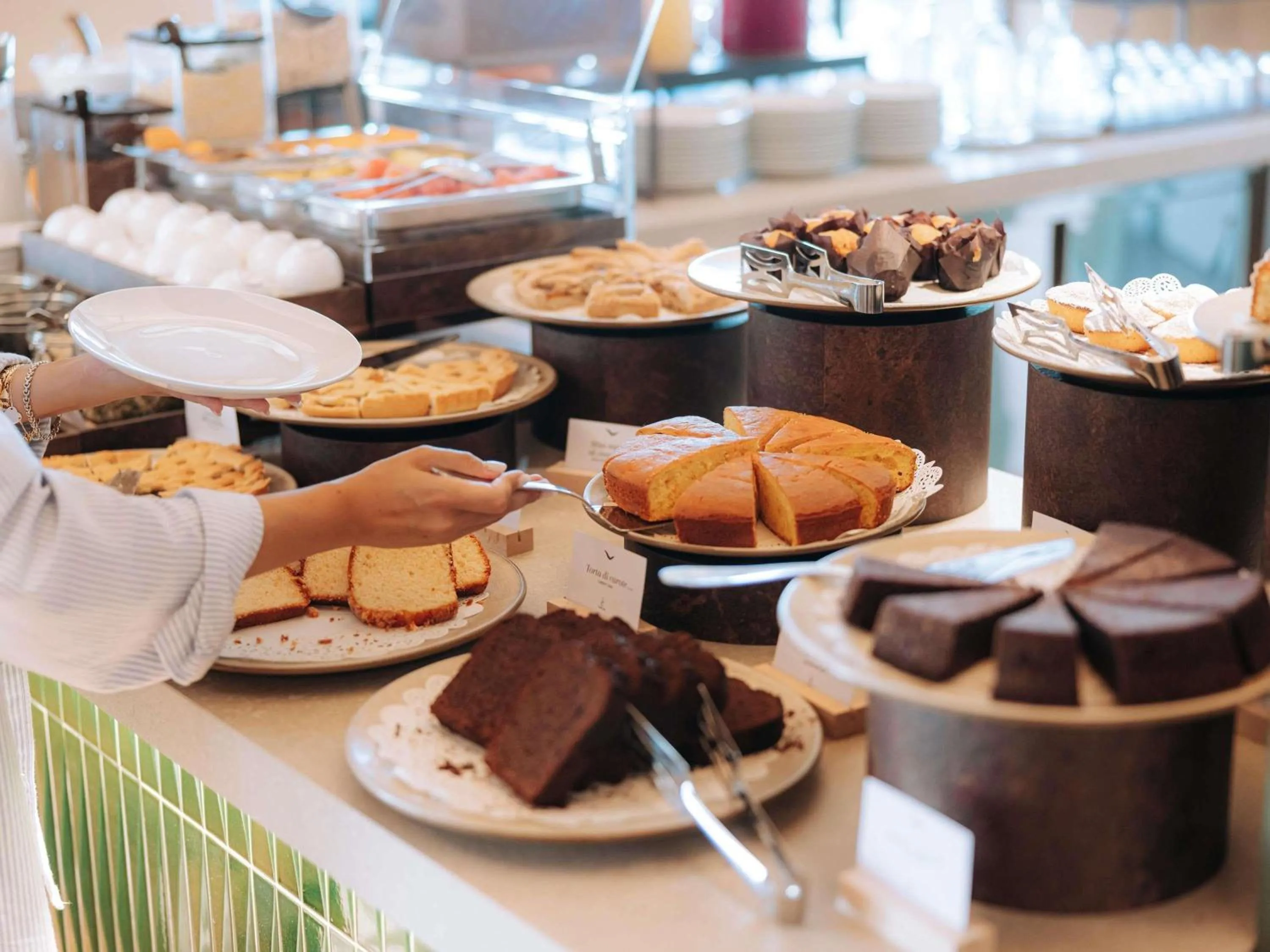 Restaurant/places to eat in Mövenpick Hotel Bari