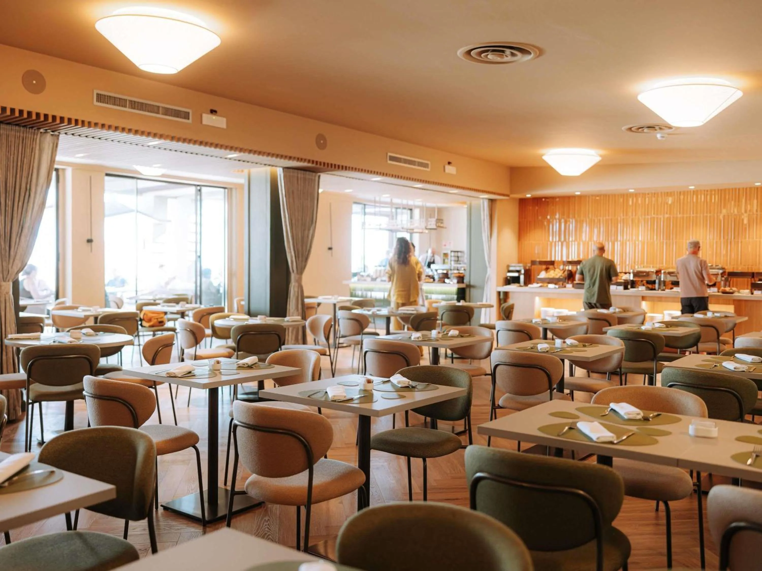 Restaurant/places to eat in Mövenpick Hotel Bari