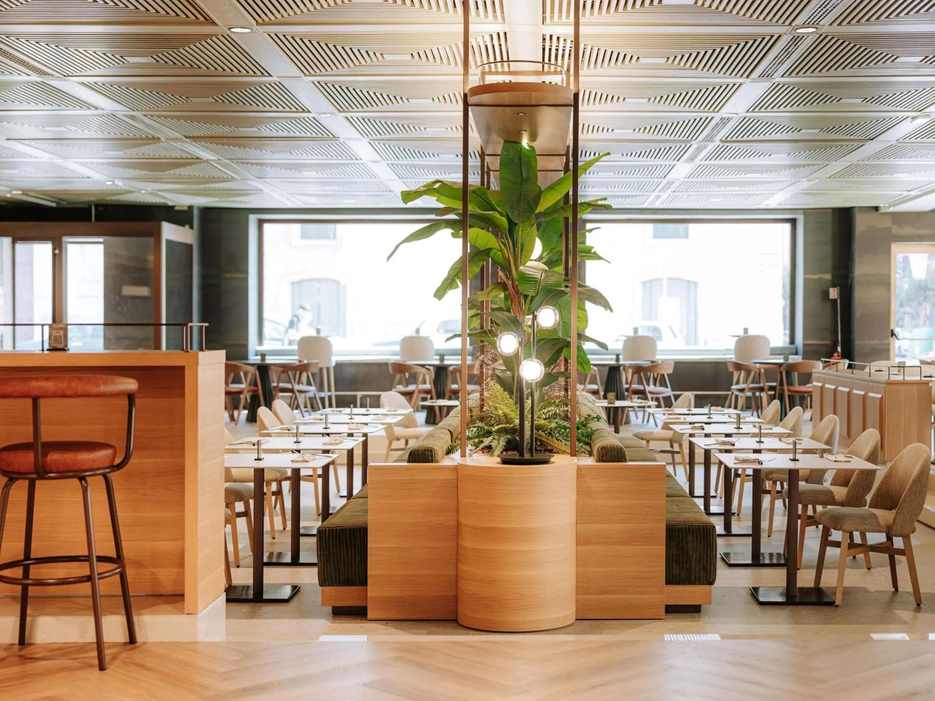 Lounge or bar in Mövenpick Hotel Bari