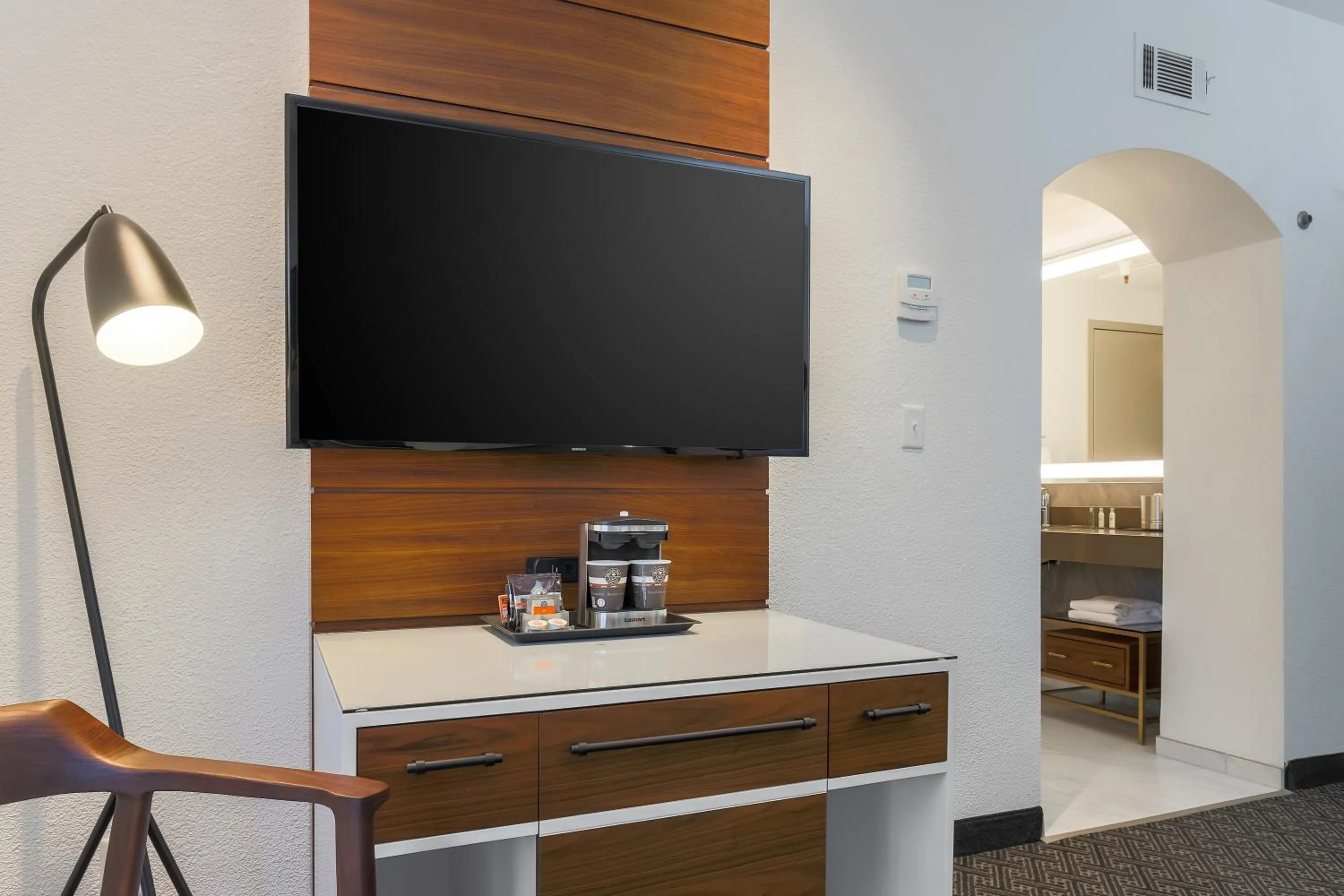 Bedroom, TV/Entertainment Center in DoubleTree Suites by Hilton Hotel Sacramento – Rancho Cordova