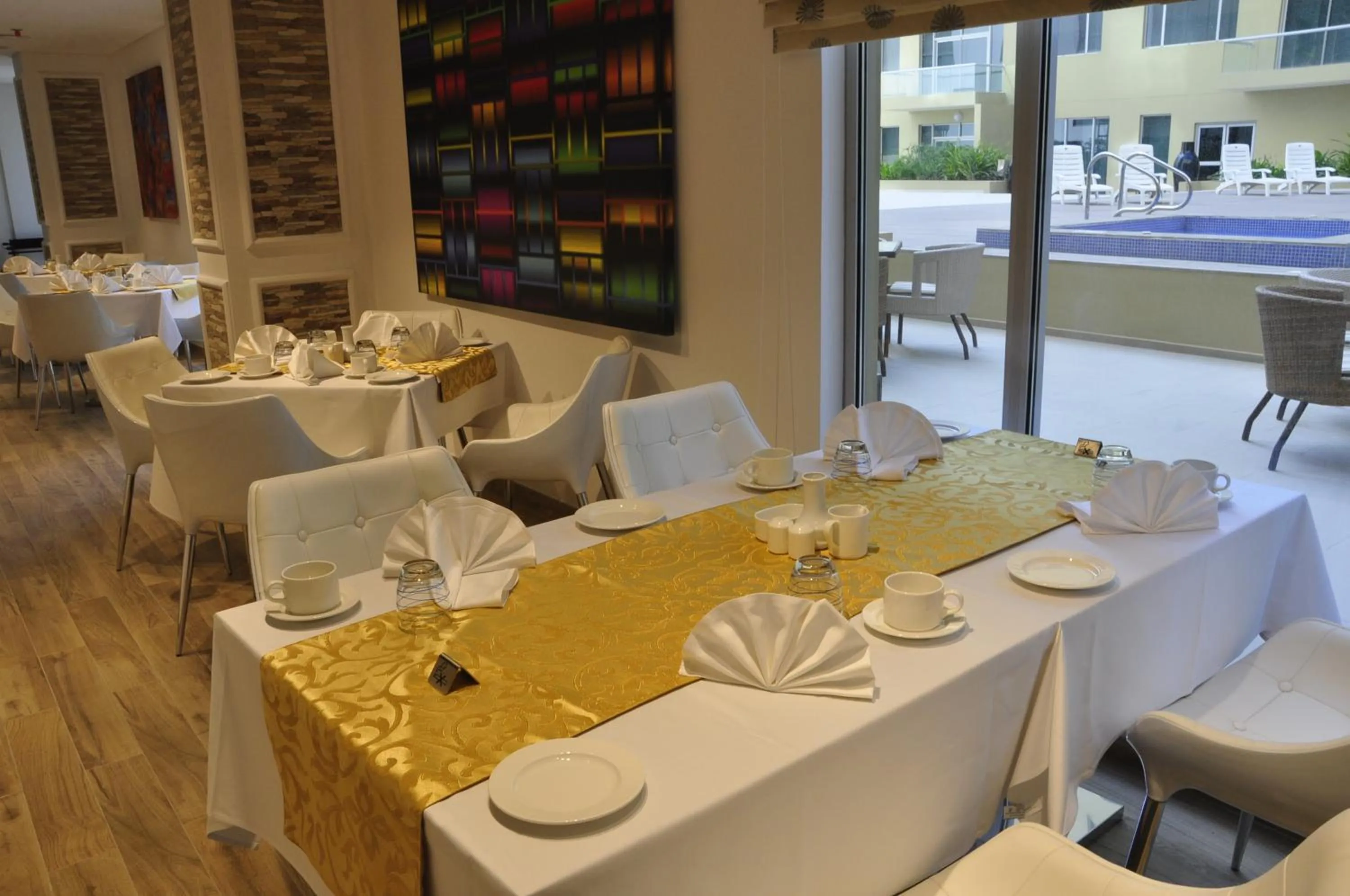 Restaurant/places to eat in Gulf Suites Hotel Amwaj