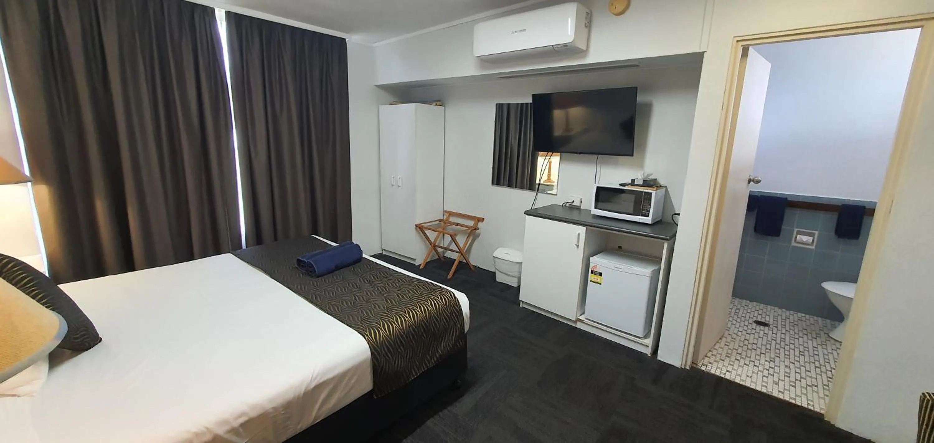 TV and multimedia, Bed in Silver Oaks Motel