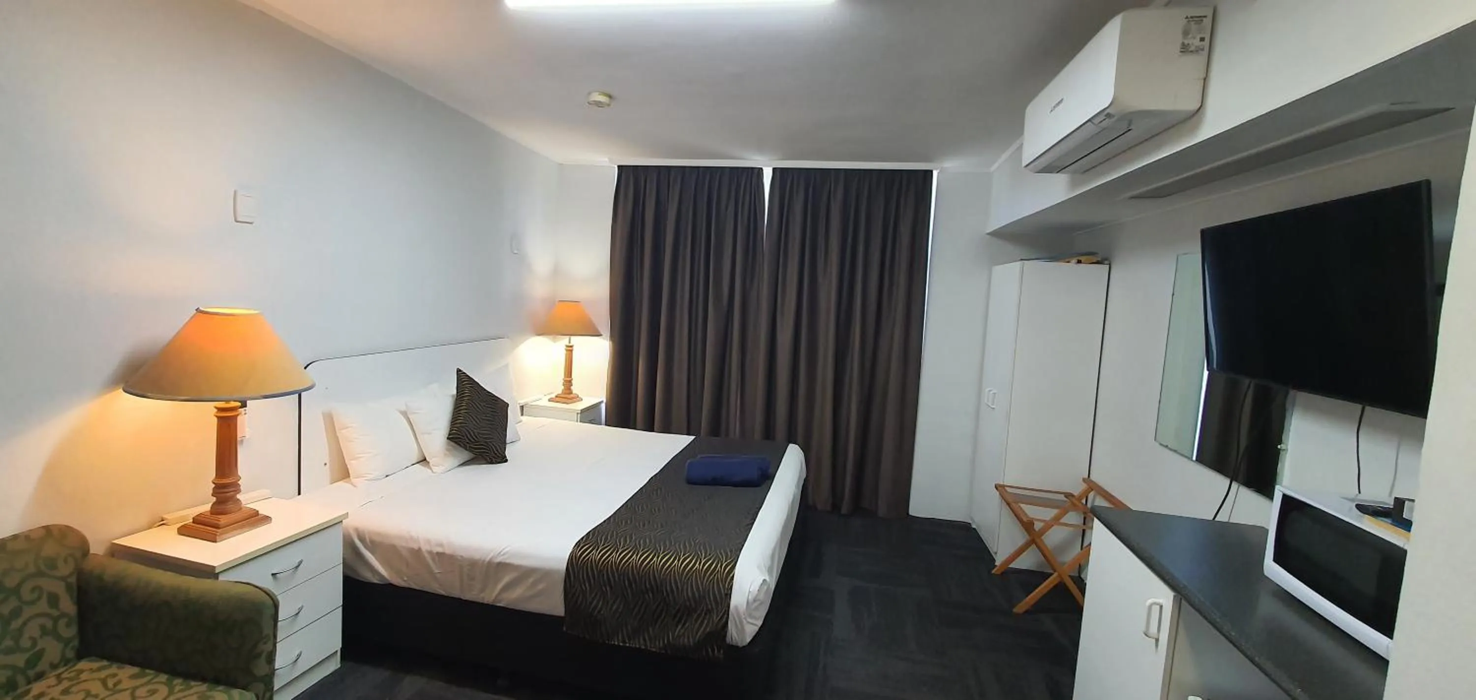 Photo of the whole room, Bed in Silver Oaks Motel