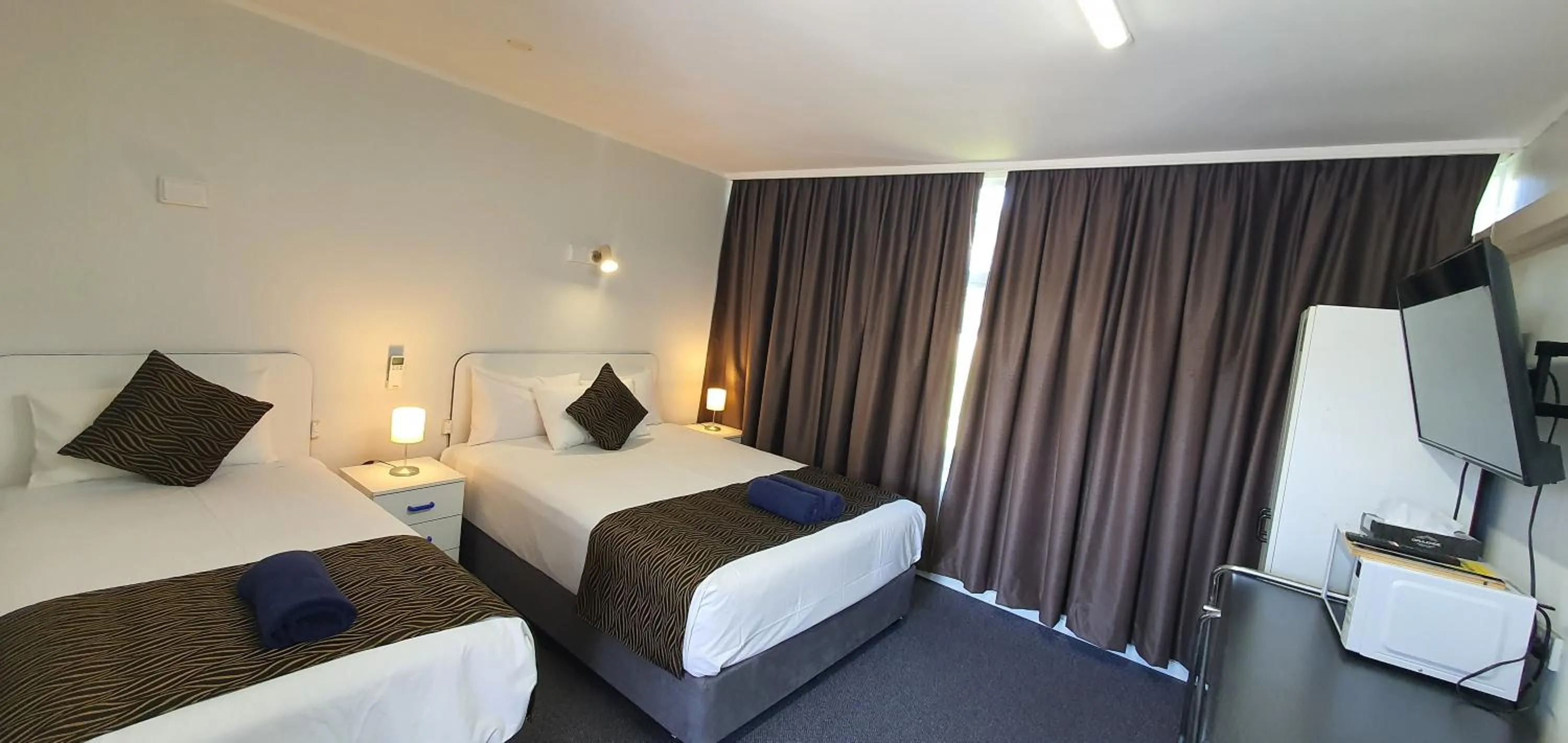 Photo of the whole room, Bed in Silver Oaks Motel