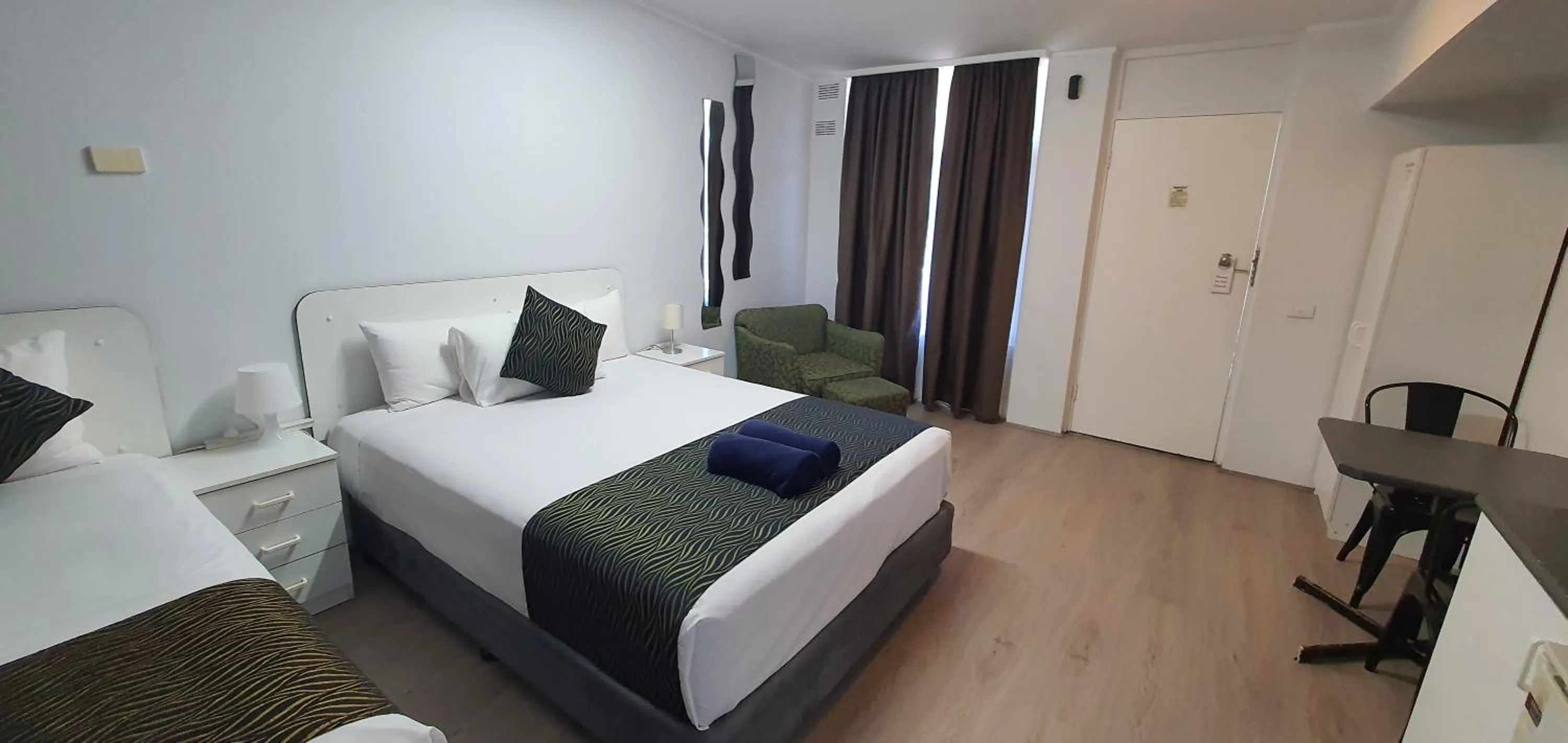 Photo of the whole room, Bed in Silver Oaks Motel