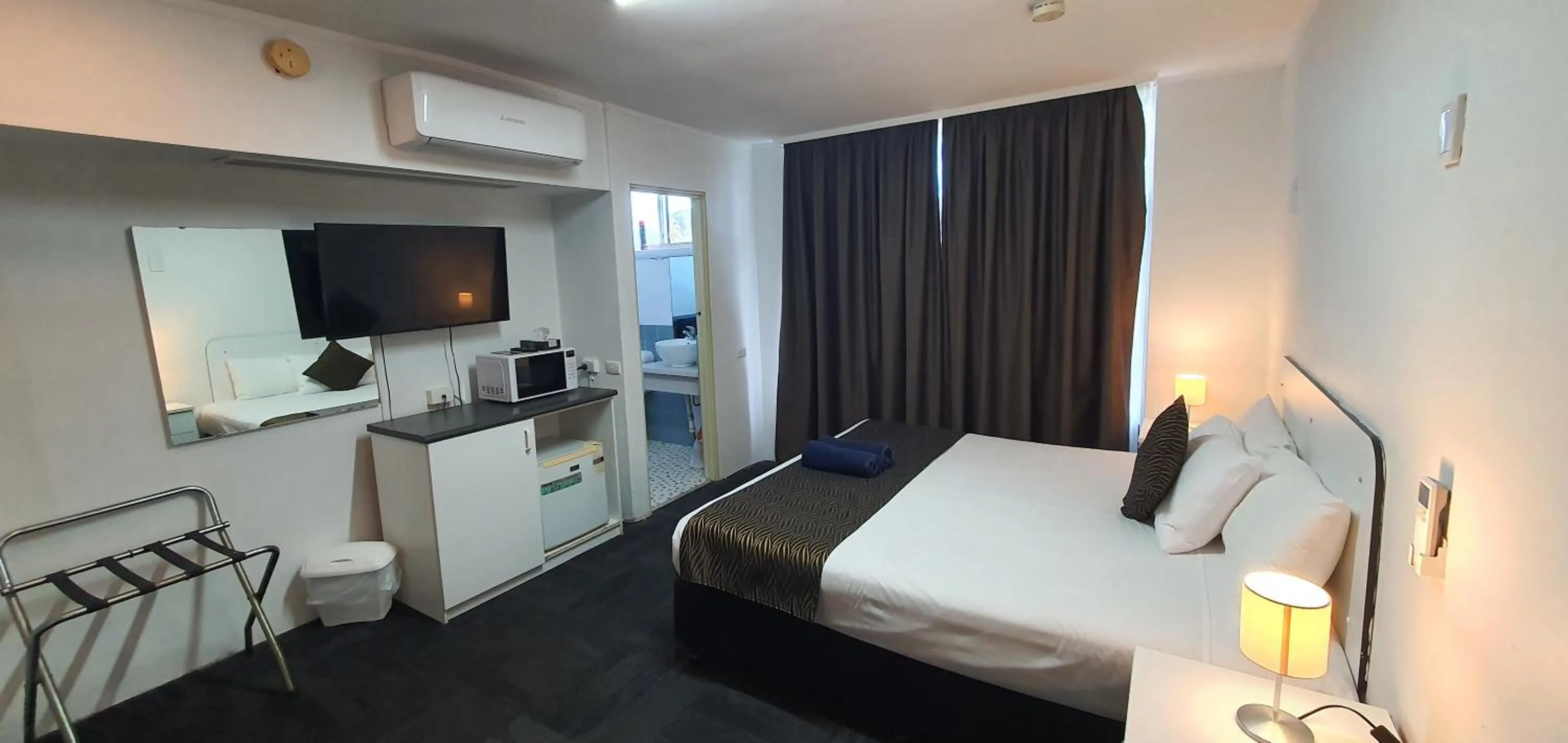 TV and multimedia, Bed in Silver Oaks Motel