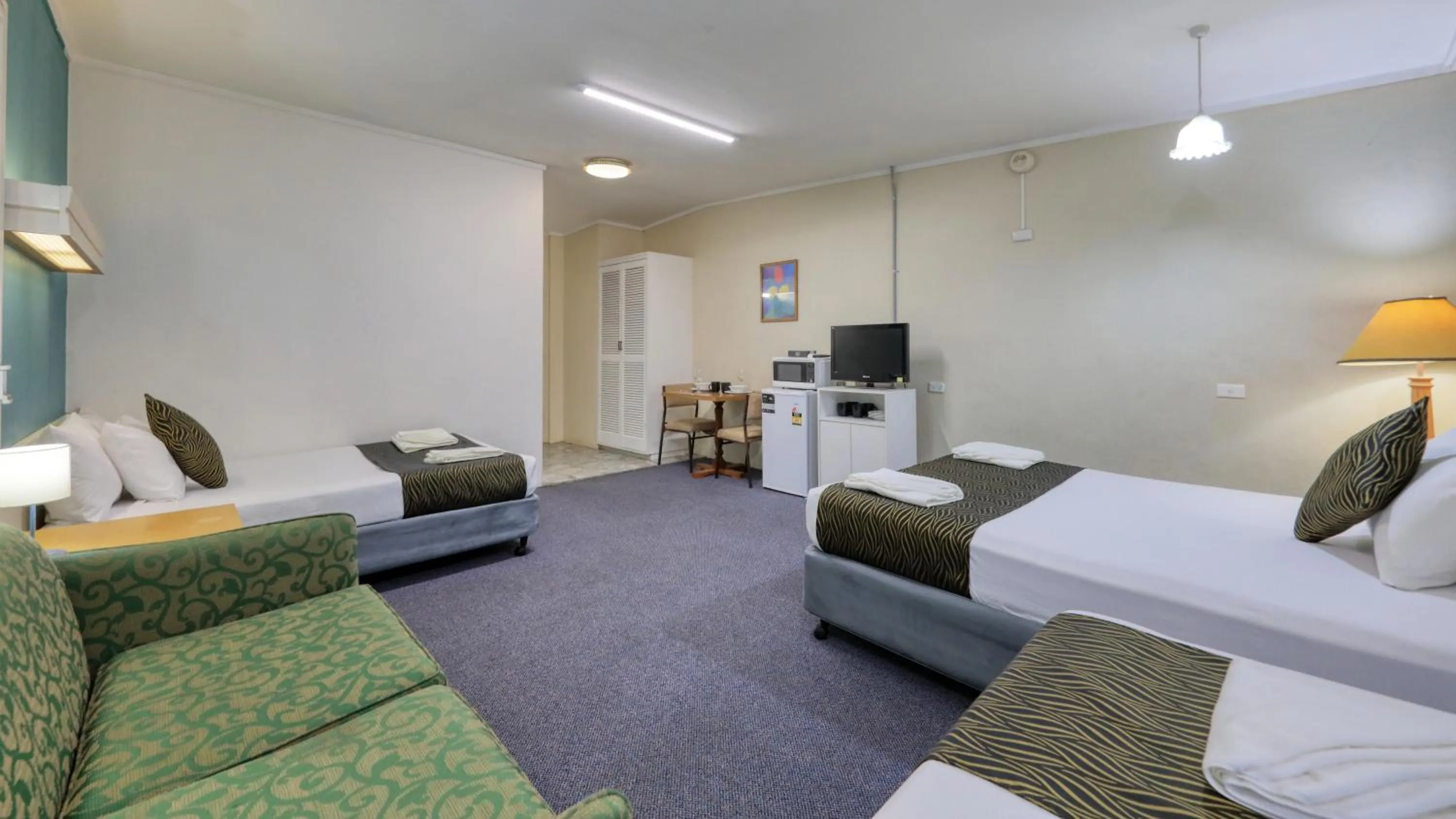 Photo of the whole room, Bed in Silver Oaks Motel