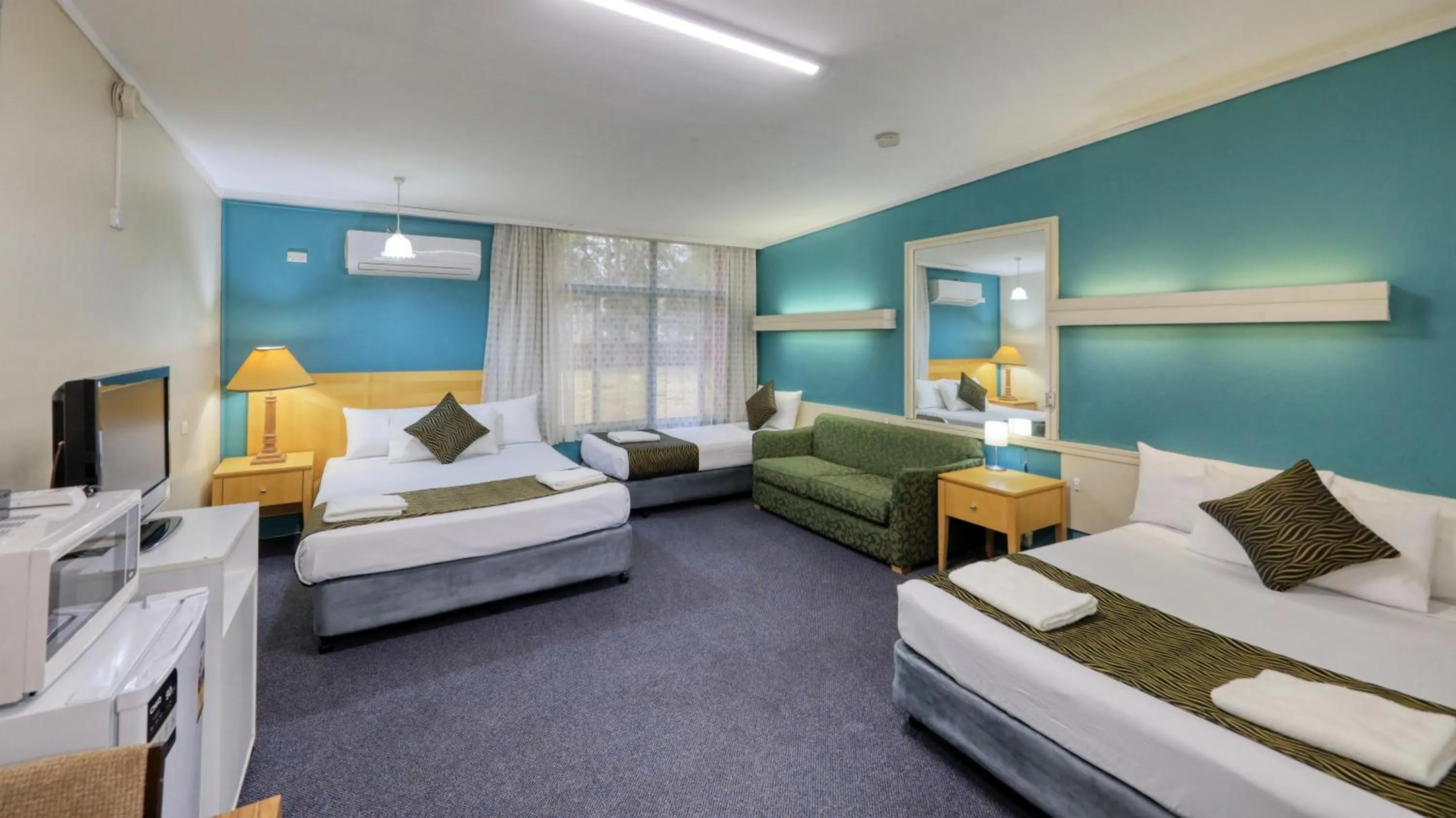 Photo of the whole room, Bed in Silver Oaks Motel