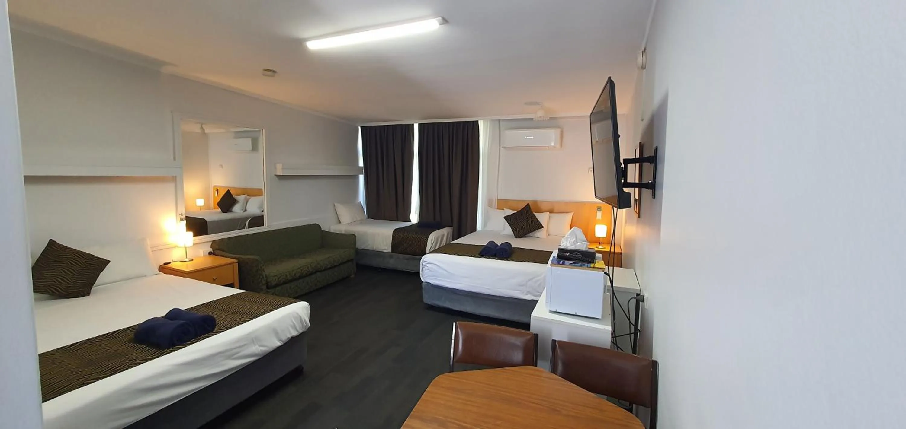 Photo of the whole room, Bed in Silver Oaks Motel