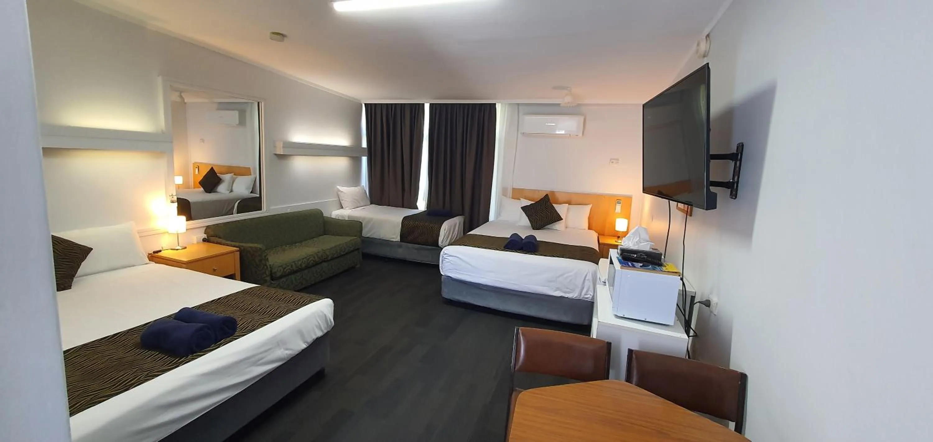 Photo of the whole room, Bed in Silver Oaks Motel