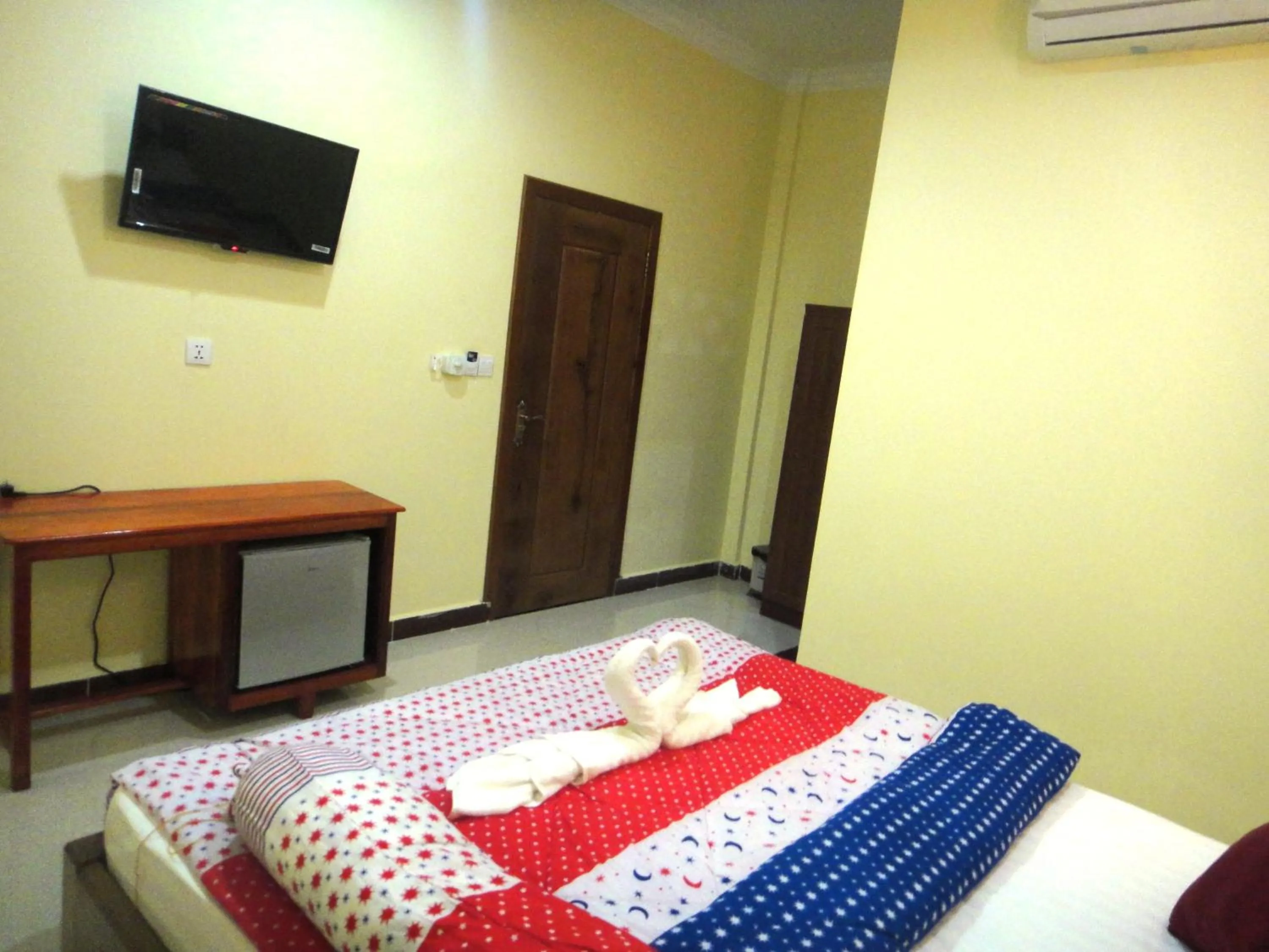 Photo of the whole room, Bed in Khemra I Guesthouse