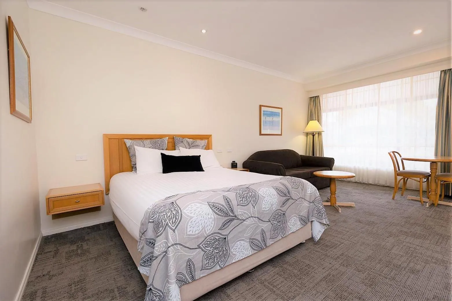 Bed in Young Federation Motor Inn and Services Club