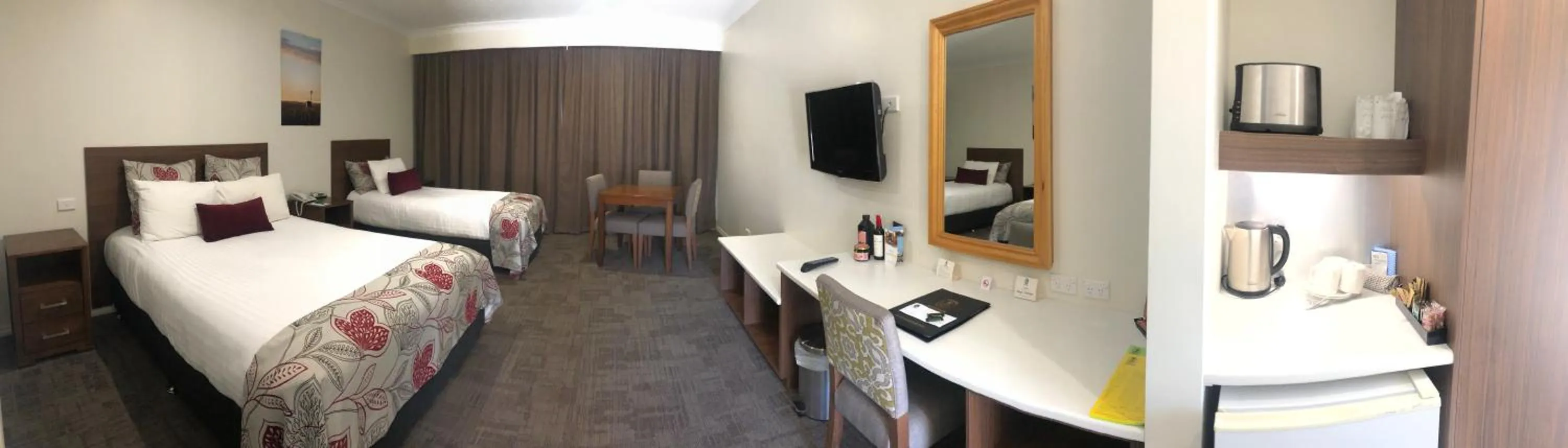 Photo of the whole room, Bed in Young Federation Motor Inn and Services Club