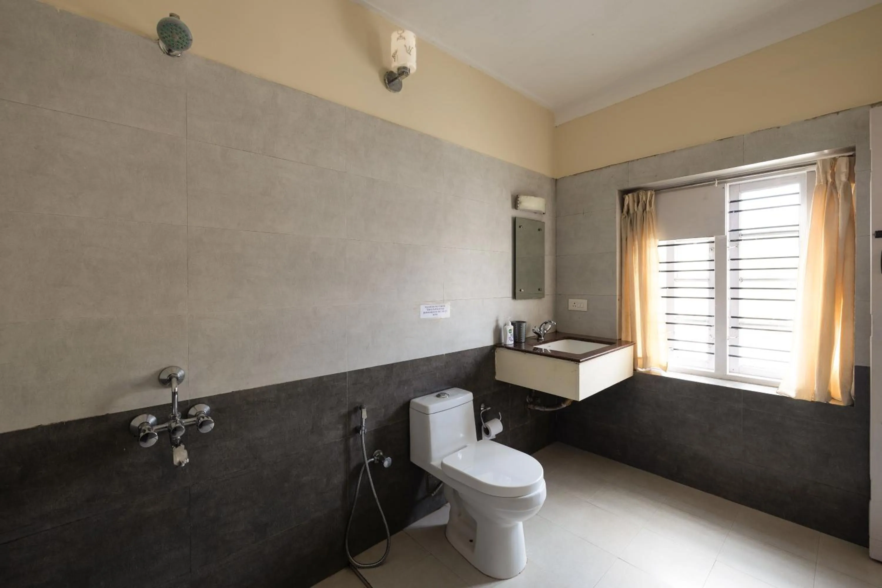 Toilet in Colonels inn