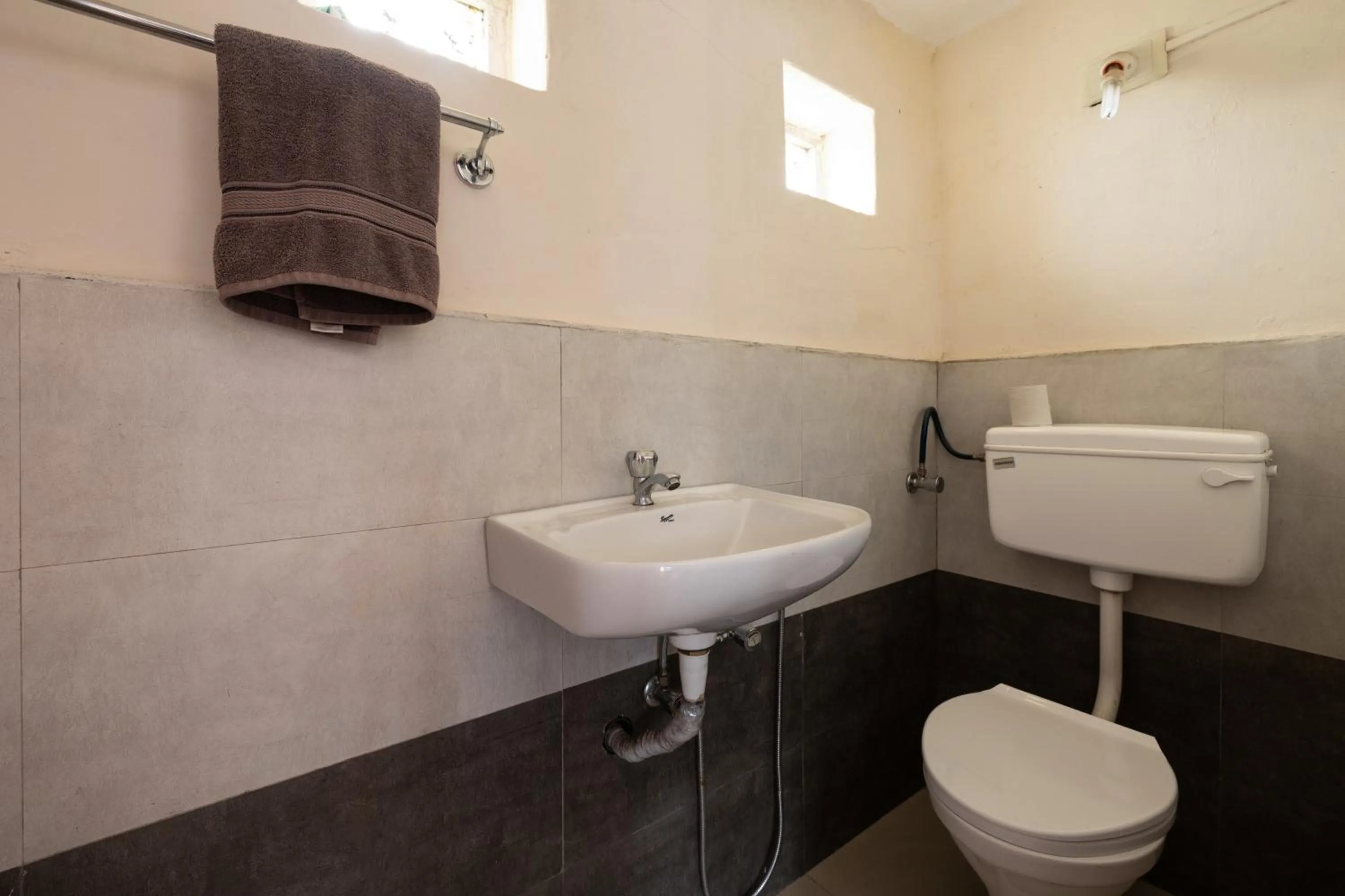 Toilet in Colonels inn