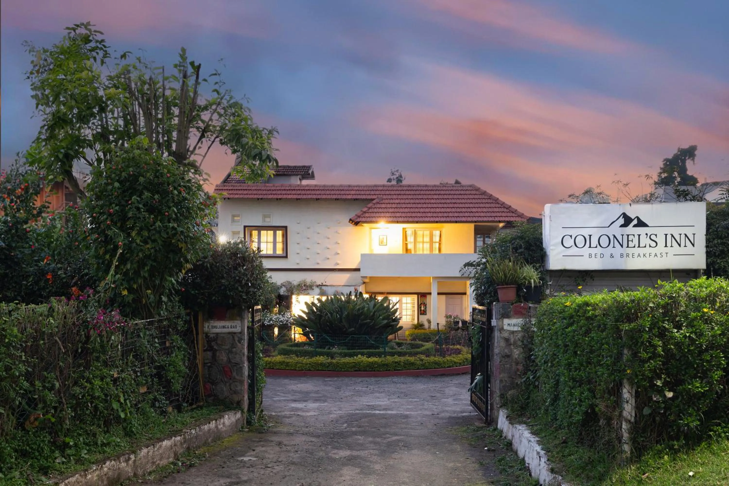 Facade/entrance in Colonels inn