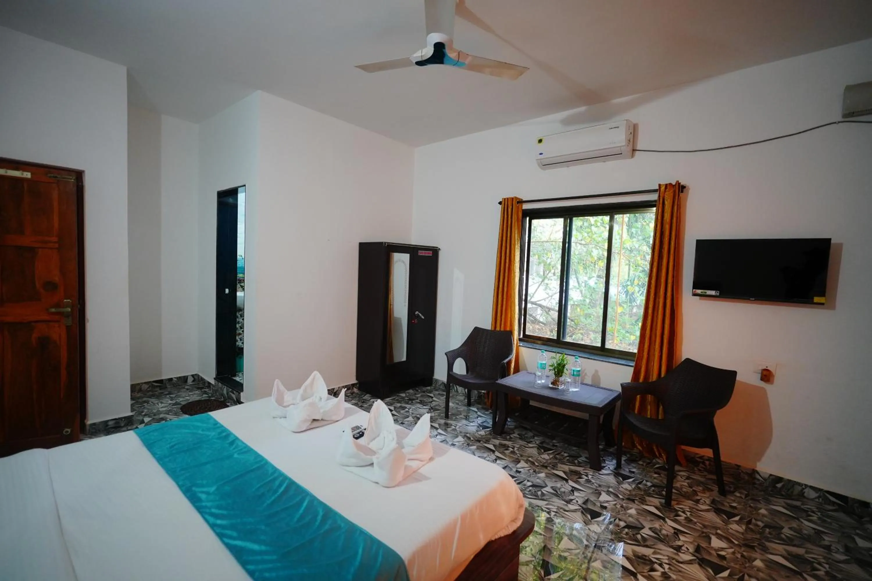 TV and multimedia, Bed in Sunset & Waves Resort, Mandrem Beach