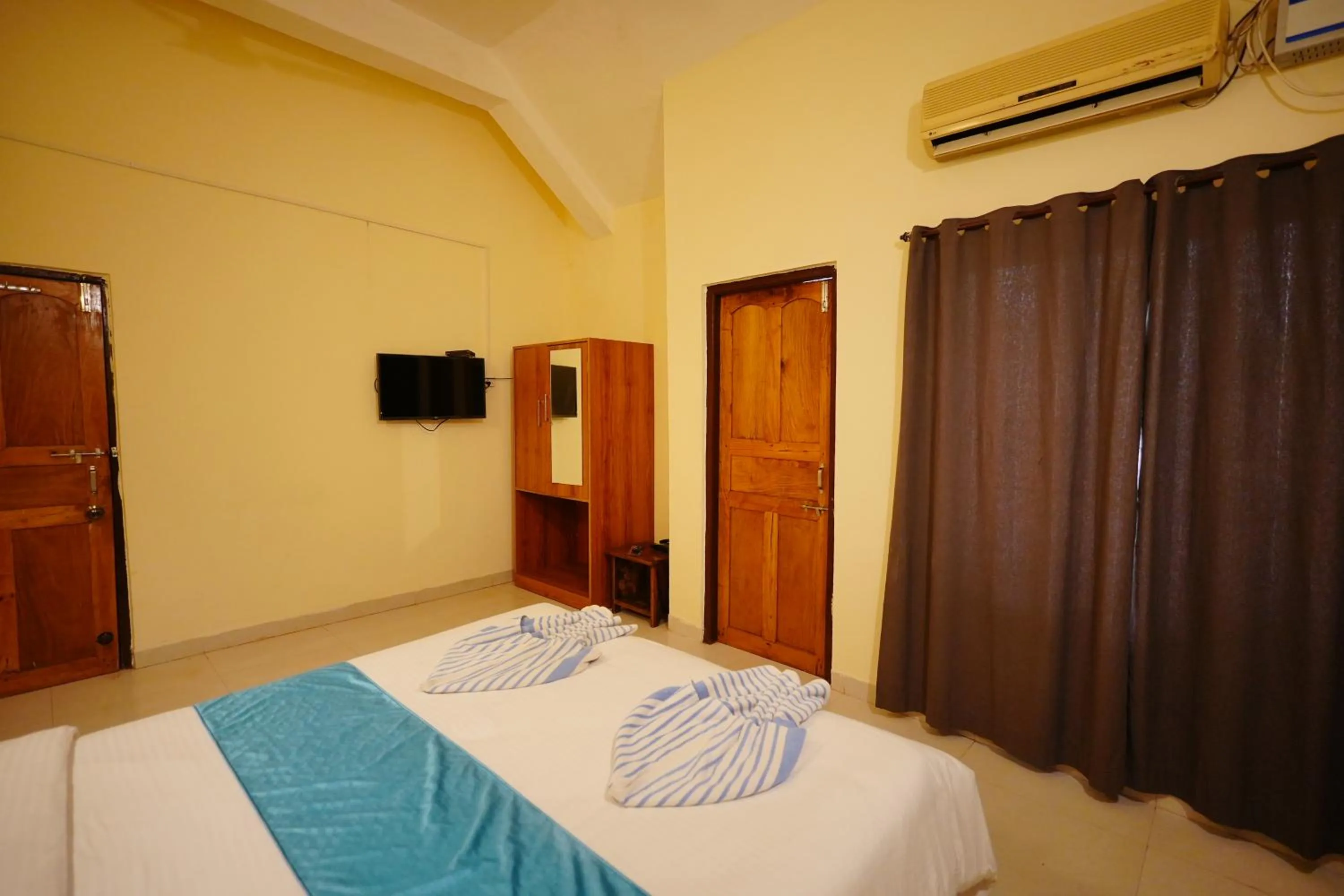 Bed in Sunset & Waves Resort, Mandrem Beach