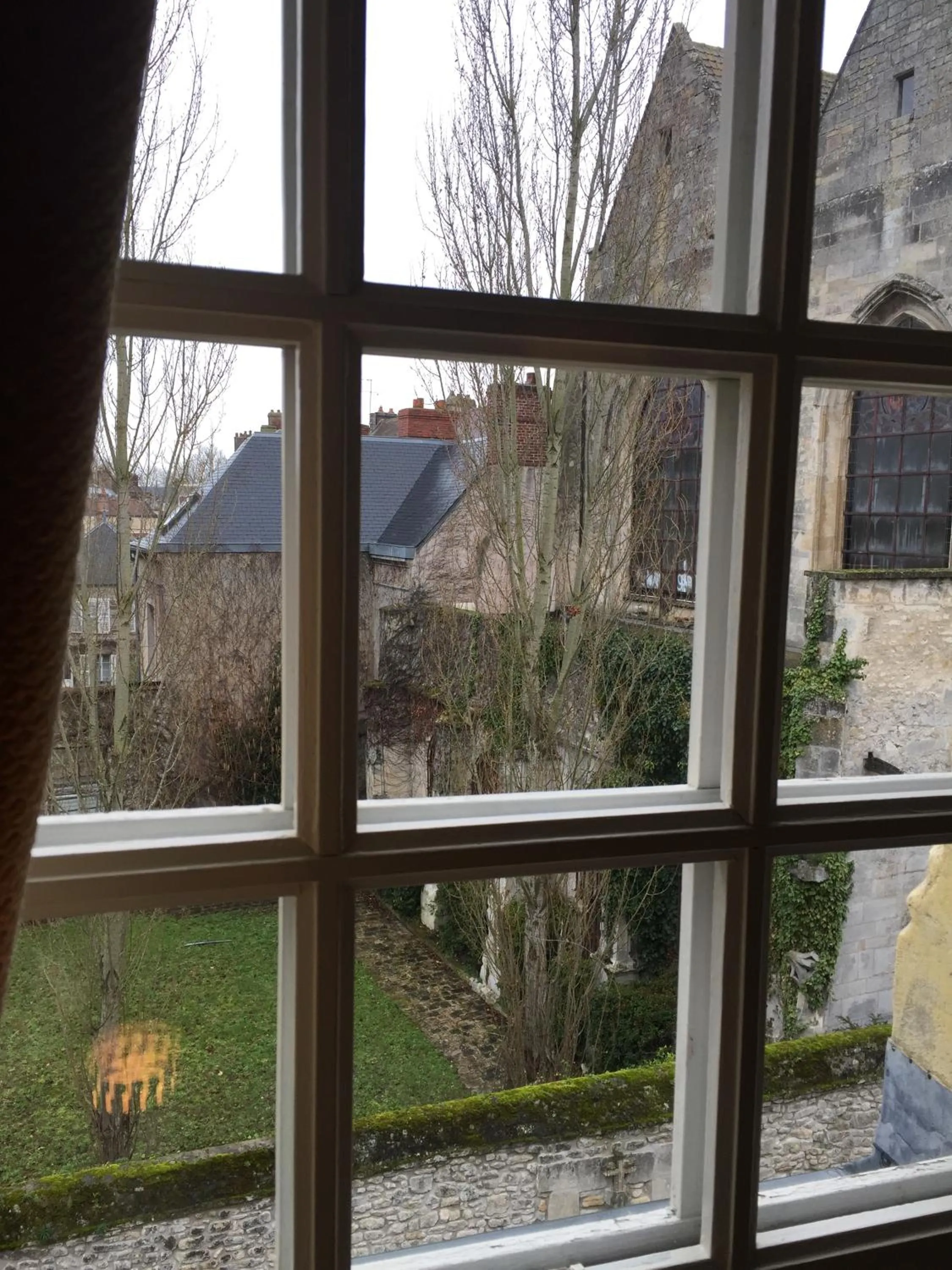 Garden view in Le Castel Ecossais