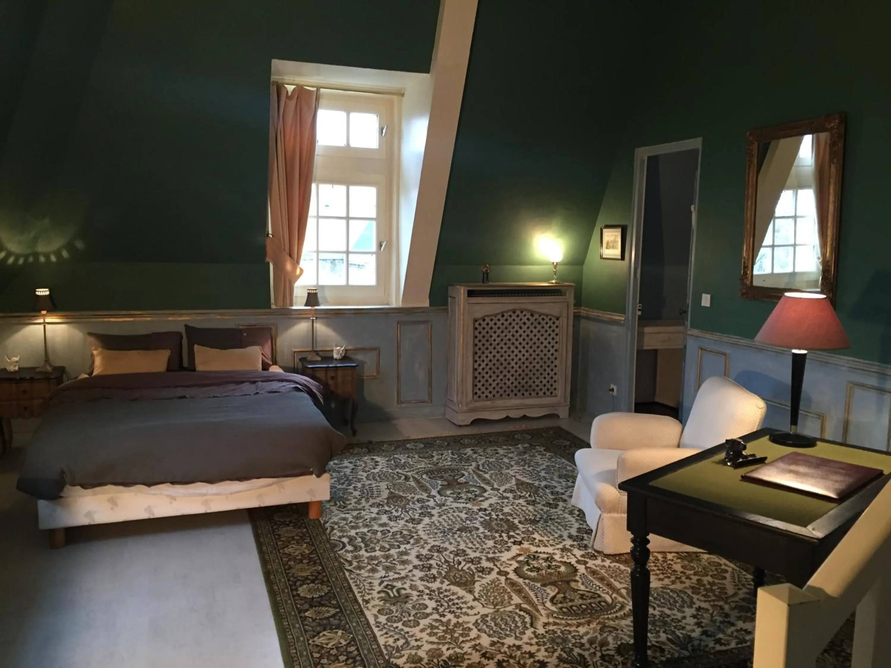 Photo of the whole room, Bed in Le Castel Ecossais