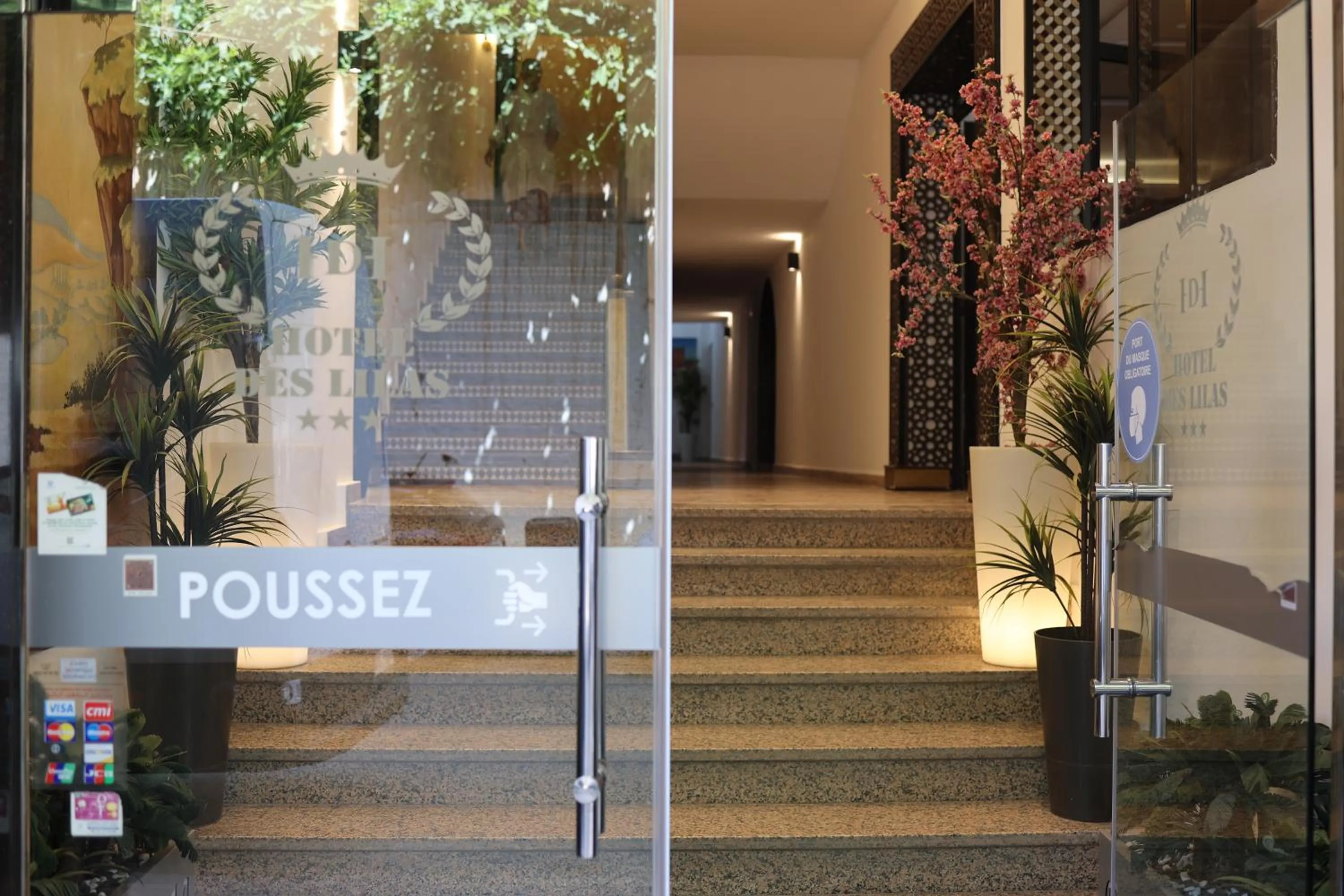 Facade/entrance in Hôtel Des Lilas